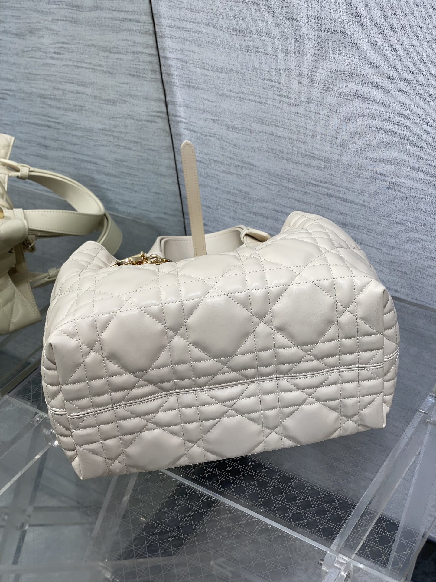 中号现货‼️Toujours系列秋冬最新浅象牙,有点太美了,高颜值大包包,颜色非常清新,让人眼前一亮,轻