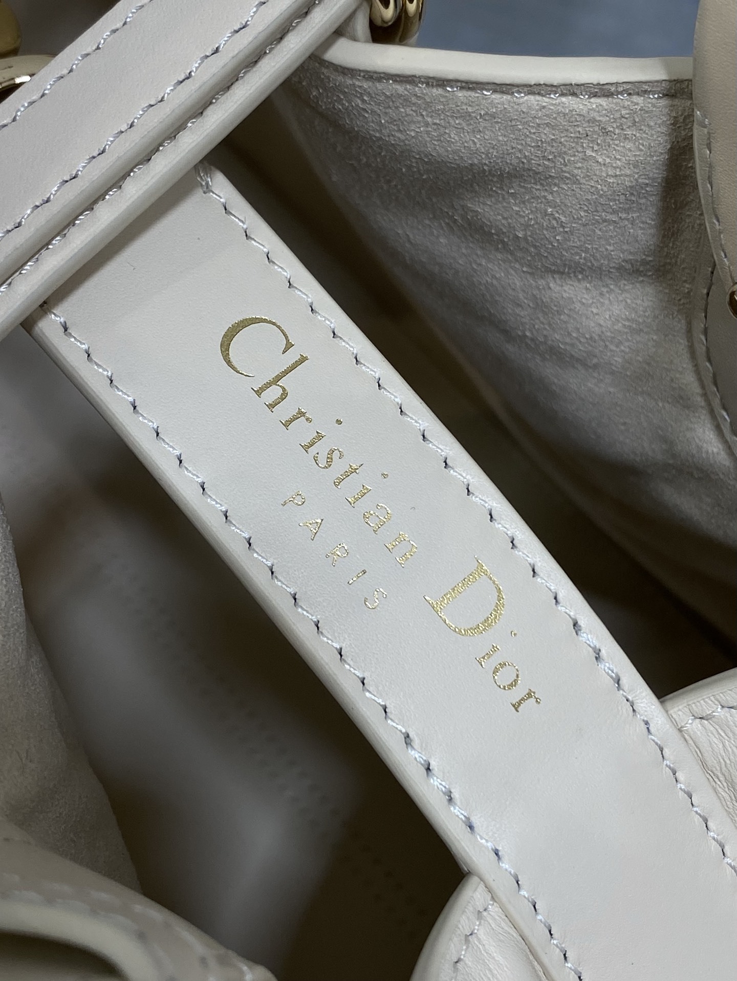 中号现货‼️Toujours系列秋冬最新浅象牙,有点太美了,高颜值大包包,颜色非常清新,让人眼前一亮,轻