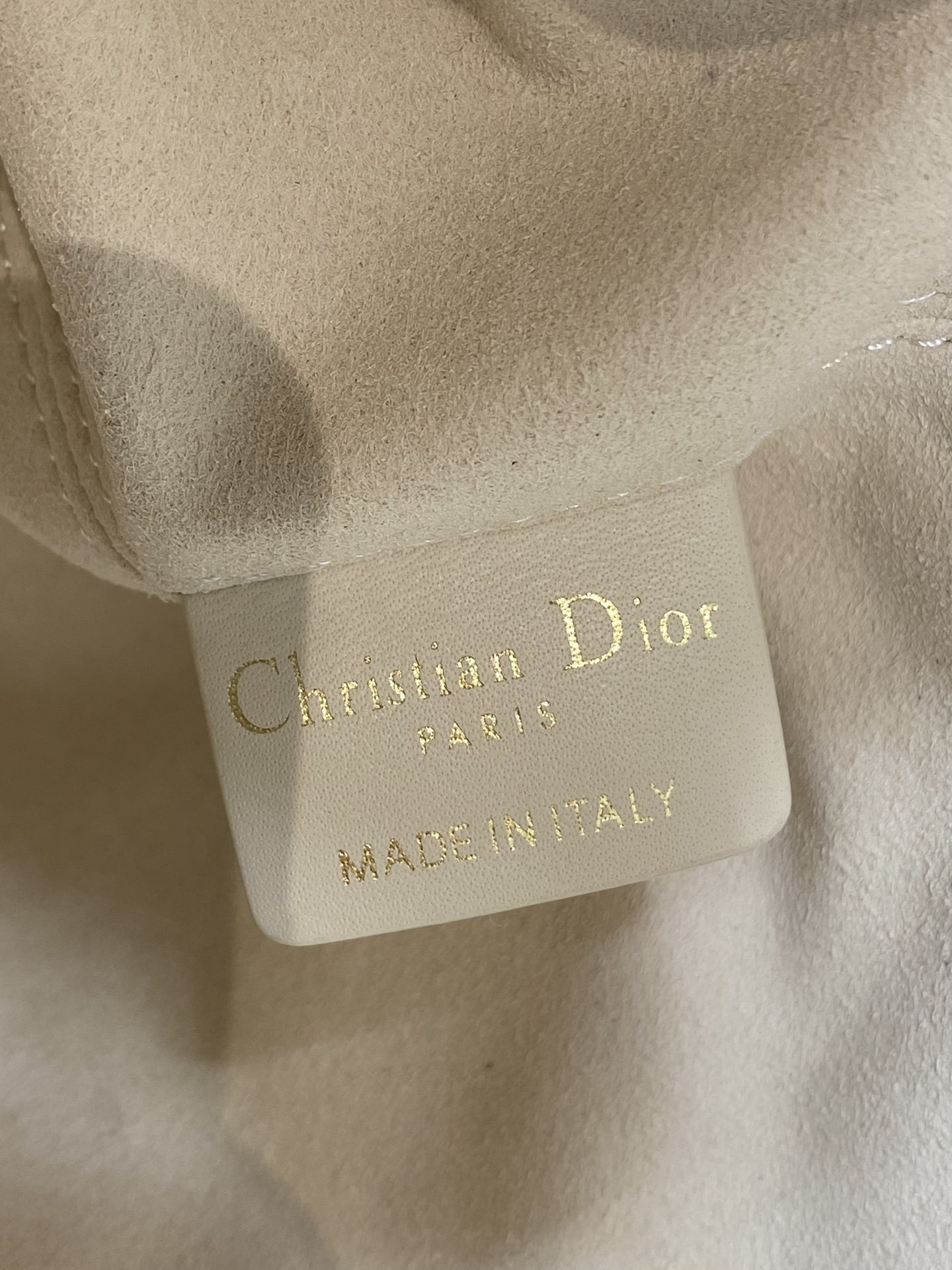 中号现货‼️Toujours系列秋冬最新浅象牙,有点太美了,高颜值大包包,颜色非常清新,让人眼前一亮,轻