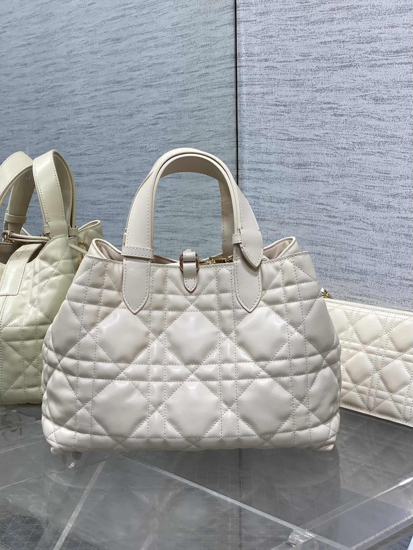 中号现货‼️Toujours系列秋冬最新浅象牙,有点太美了,高颜值大包包,颜色非常清新,让人眼前一亮,轻