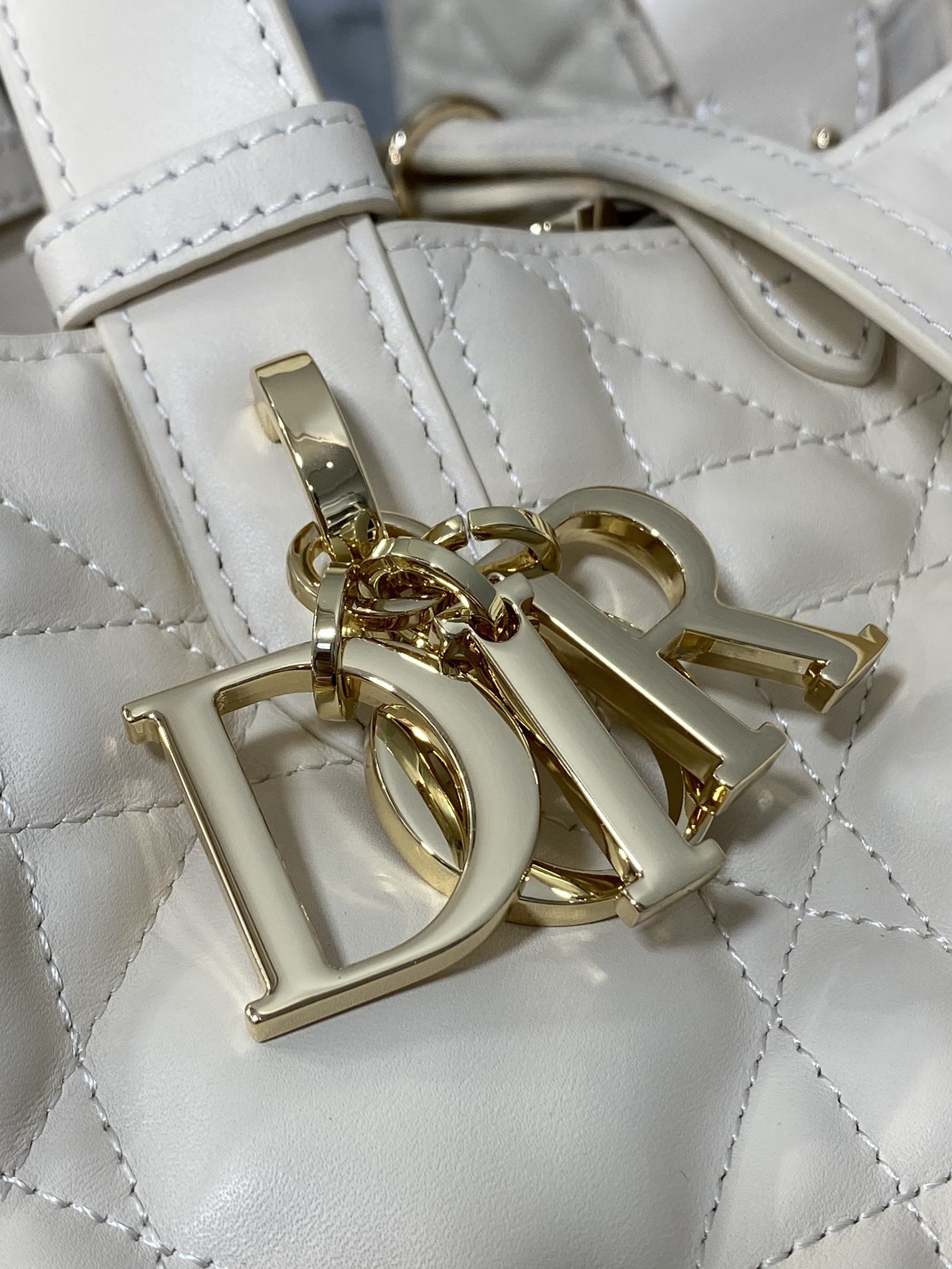 中号现货‼️Toujours系列秋冬最新浅象牙,有点太美了,高颜值大包包,颜色非常清新,让人眼前一亮,轻