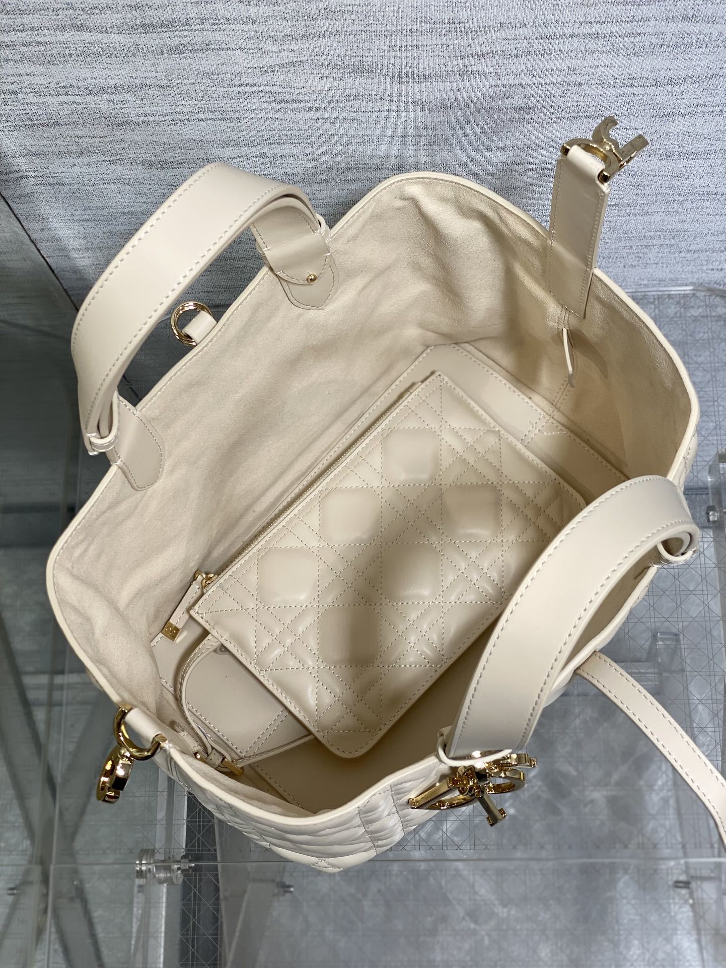 中号现货‼️Toujours系列秋冬最新浅象牙,有点太美了,高颜值大包包,颜色非常清新,让人眼前一亮,轻