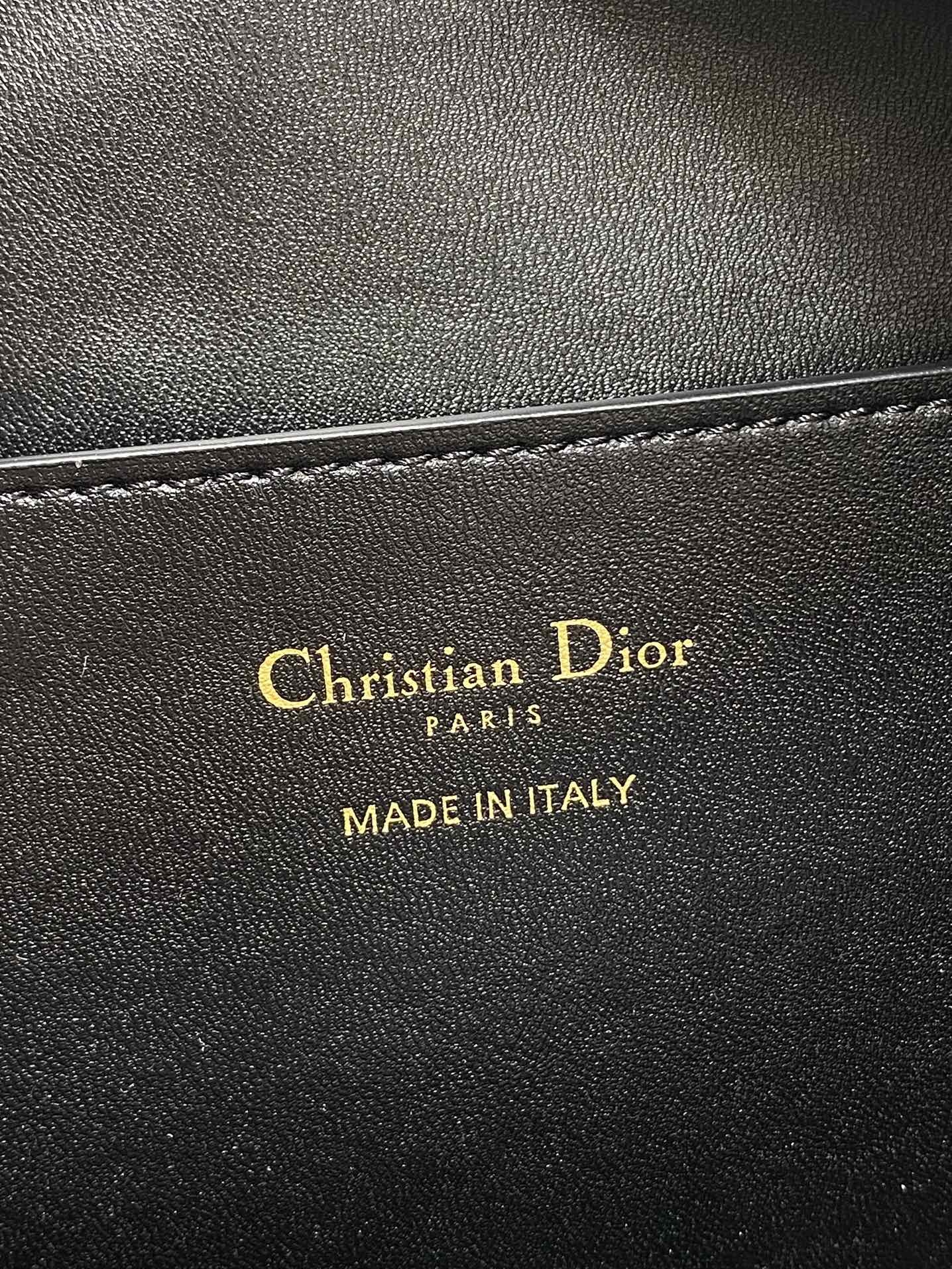 现货‼️D-Dream 秋冬系列,一上线就被美到,全新简洁的包形,复古又高级,侧面两个口袋的设计,休闲现