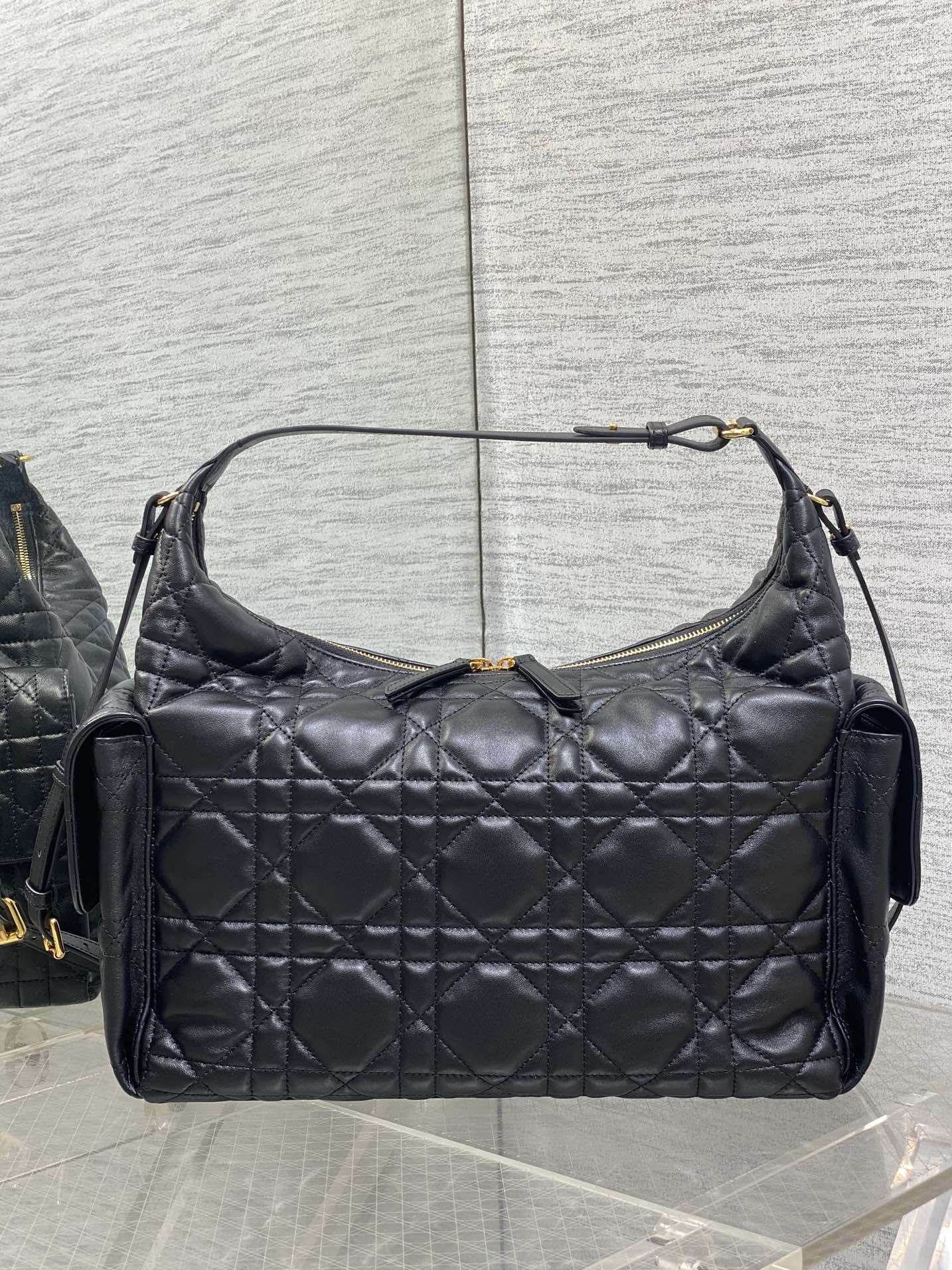 现货‼️D-Dream 秋冬系列,一上线就被美到,全新简洁的包形,复古又高级,侧面两个口袋的设计,休闲现