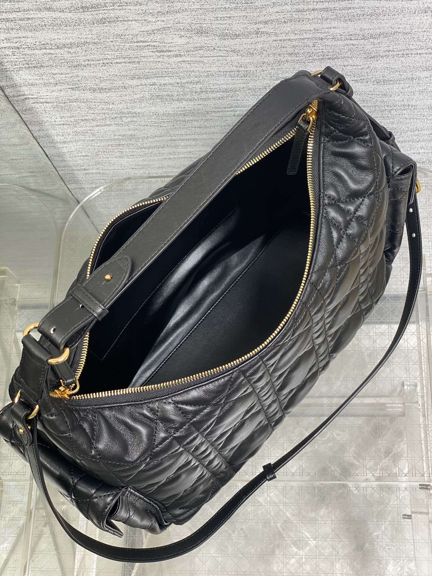 现货‼️D-Dream 秋冬系列,一上线就被美到,全新简洁的包形,复古又高级,侧面两个口袋的设计,休闲现