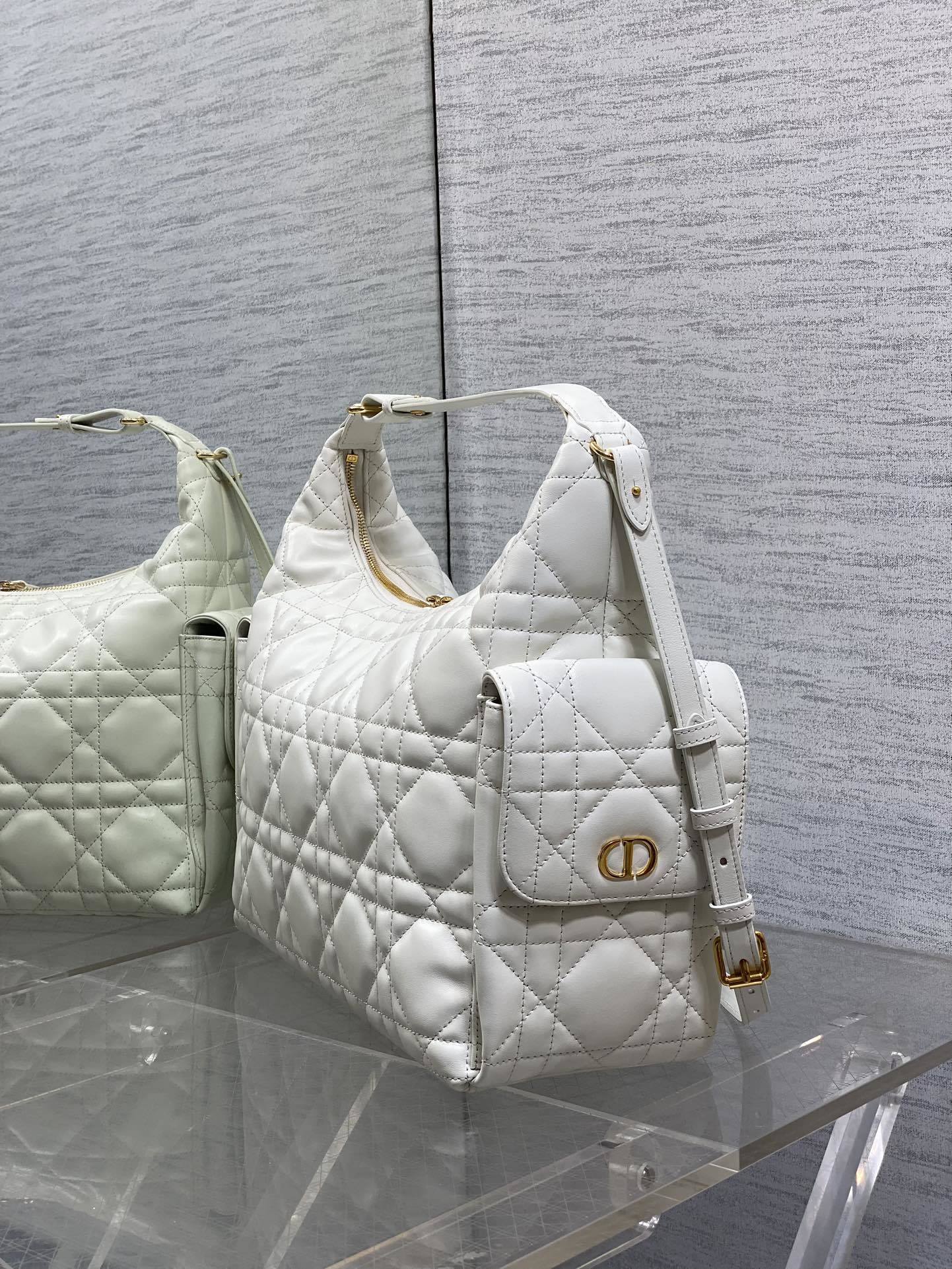 现货‼️D-Dream 秋冬系列,一上线就被美到,全新简洁的包形,复古又高级,侧面两个口袋的设计,休闲现