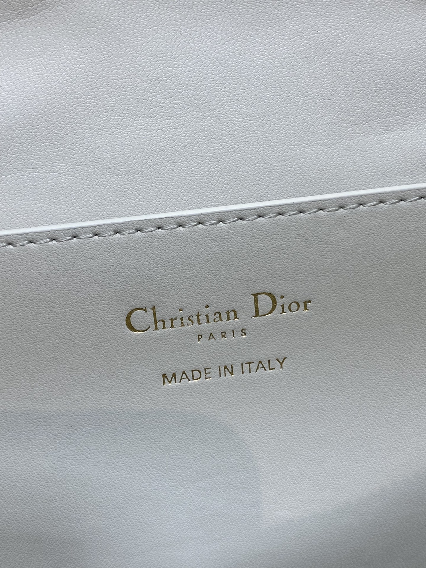 现货‼️D-Dream 秋冬系列,一上线就被美到,全新简洁的包形,复古又高级,侧面两个口袋的设计,休闲现