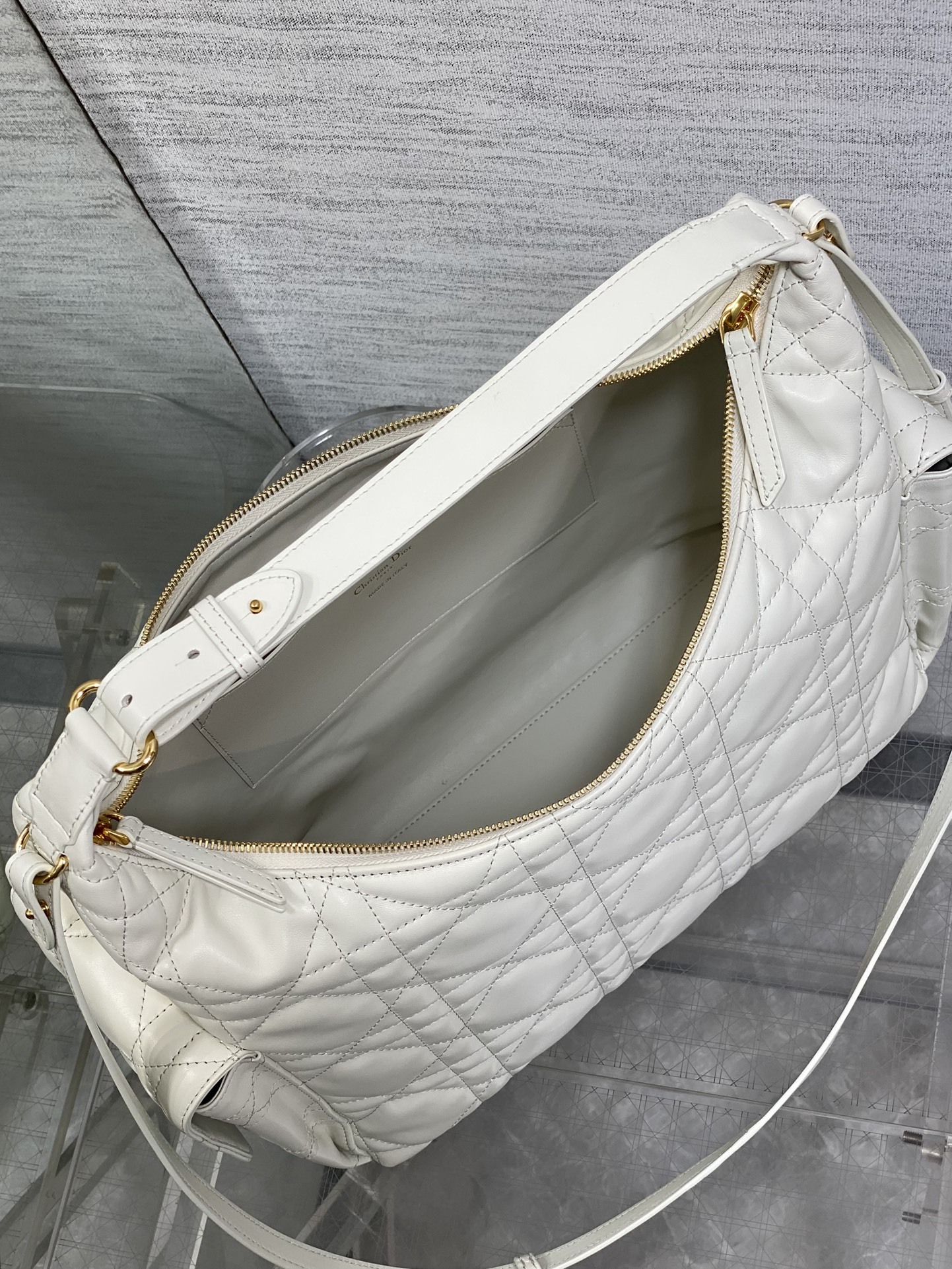 现货‼️D-Dream 秋冬系列,一上线就被美到,全新简洁的包形,复古又高级,侧面两个口袋的设计,休闲现