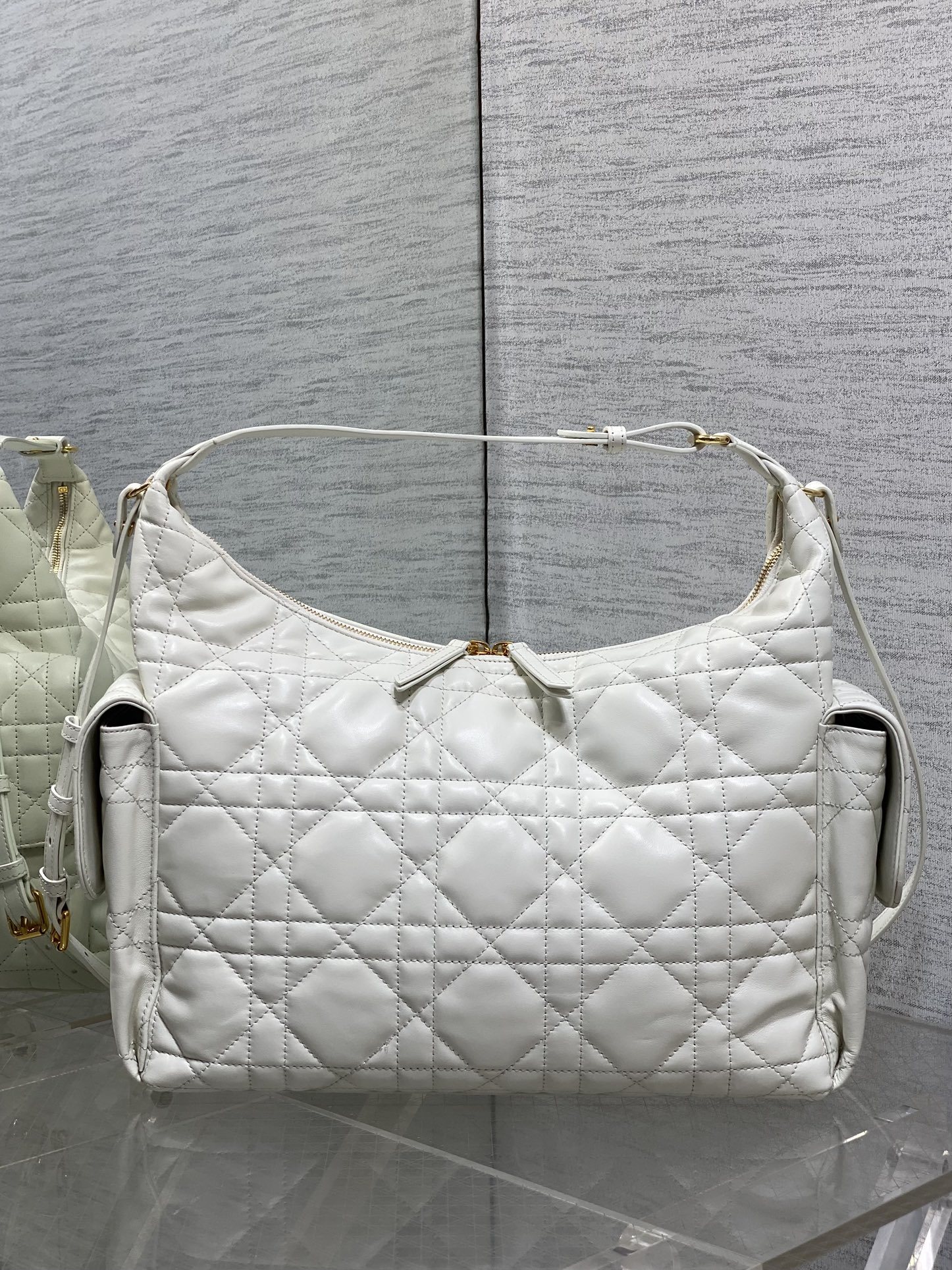 现货‼️D-Dream 秋冬系列,一上线就被美到,全新简洁的包形,复古又高级,侧面两个口袋的设计,休闲现