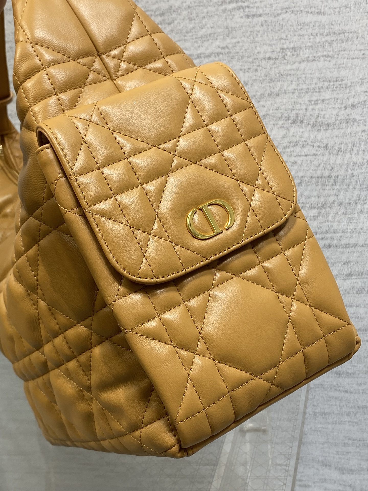 现货‼️D-Dream 秋冬系列,一上线就被美到,全新简洁的包形,复古又高级,侧面两个口袋的设计,休闲现