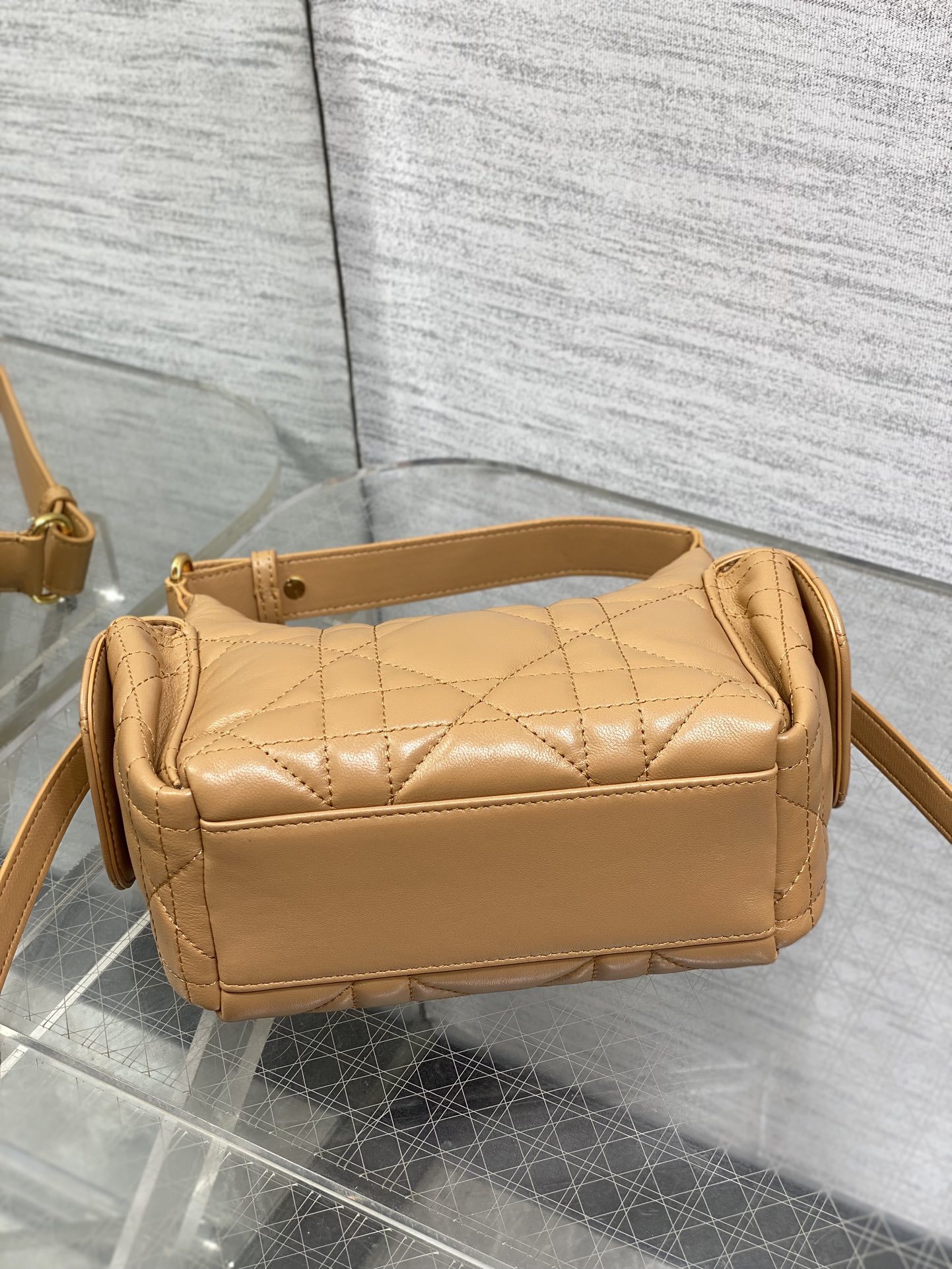 现货‼️D-Dream 秋冬系列,一上线就被美到,全新简洁的包形,复古又高级,侧面两个口袋的设计,休闲现