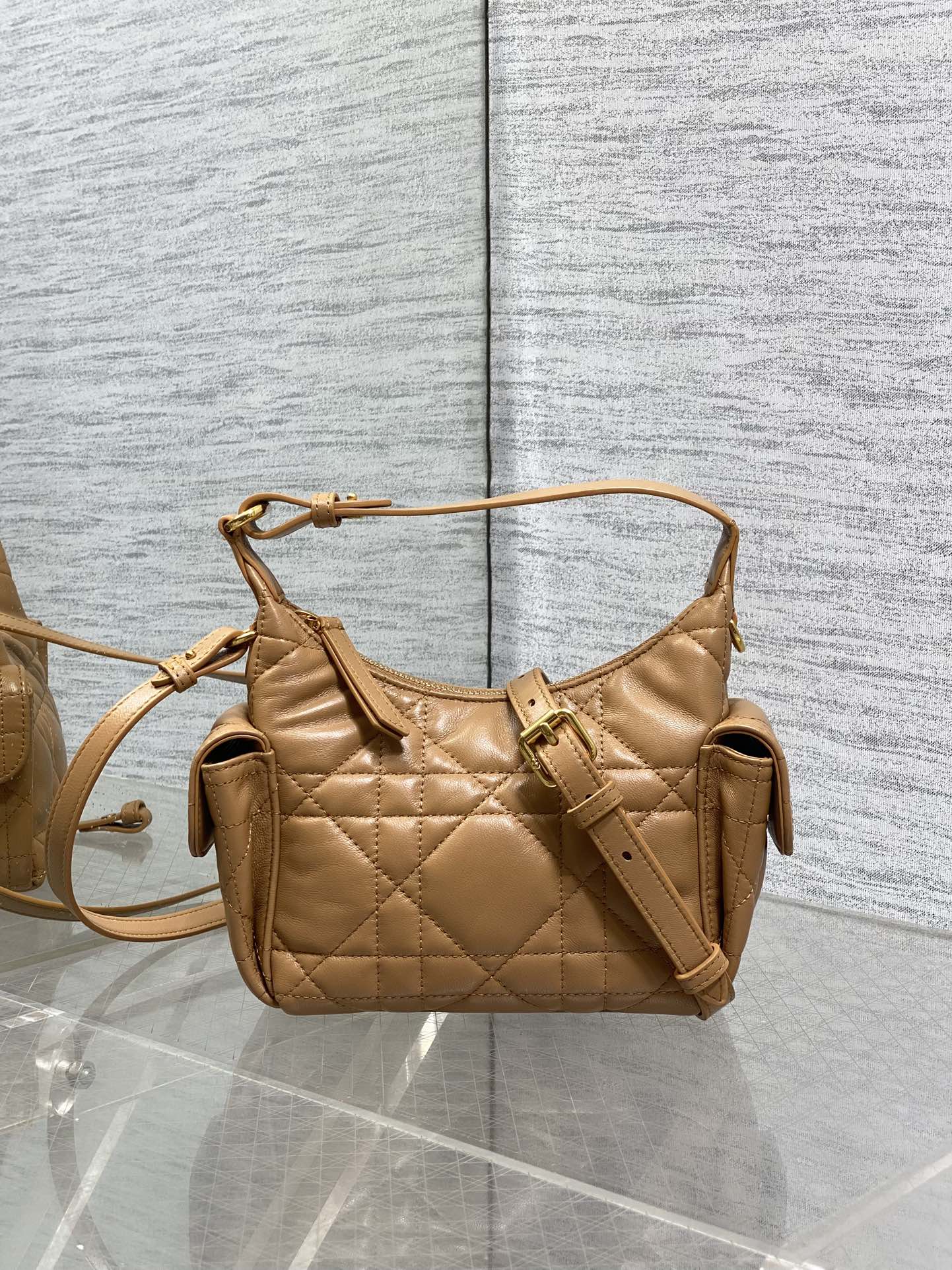 现货‼️D-Dream 秋冬系列，一上线就被美到，全新简洁的包形，复古又高级，侧面两个口袋的设计，休闲现