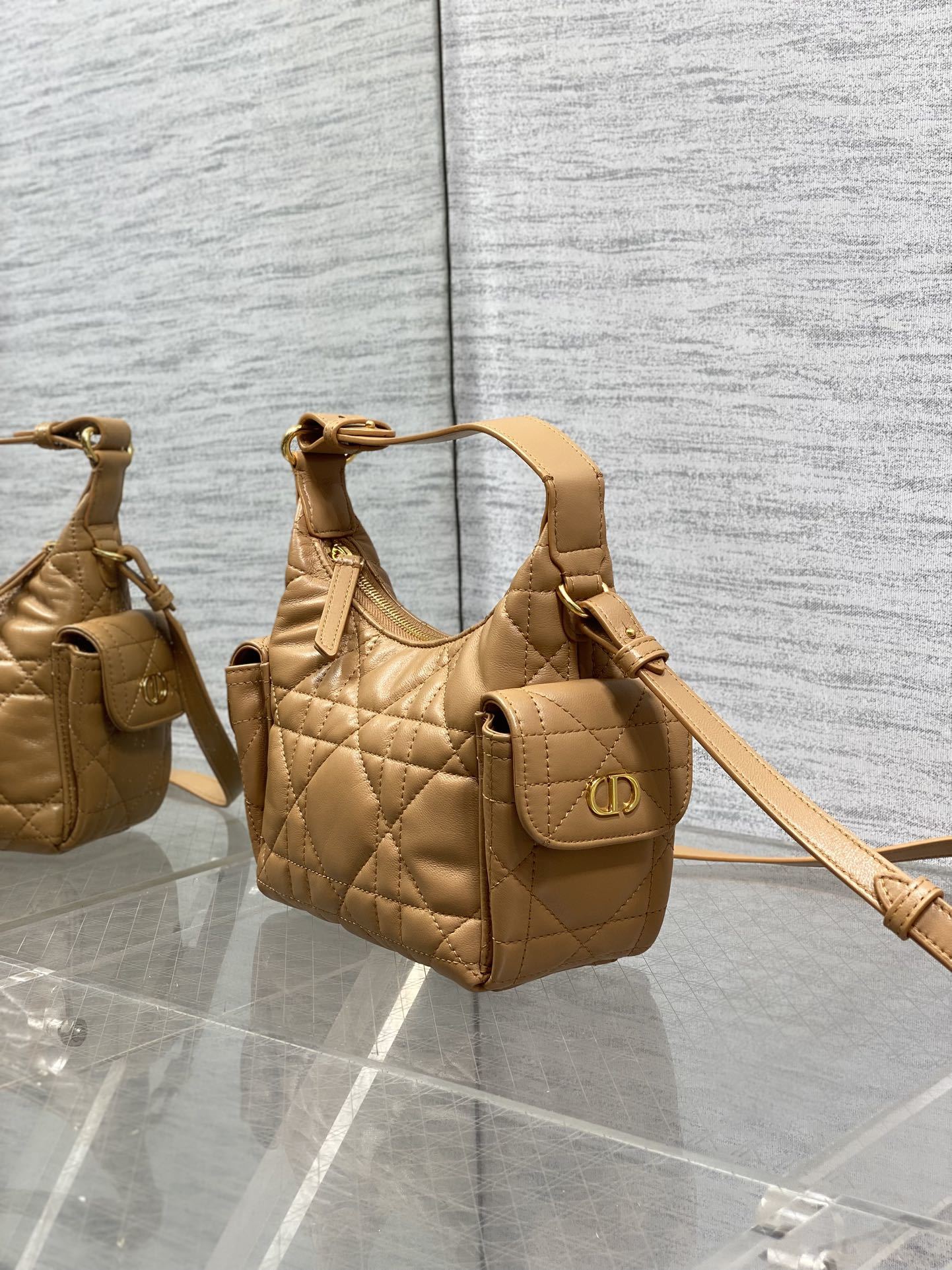 现货‼️D-Dream 秋冬系列,一上线就被美到,全新简洁的包形,复古又高级,侧面两个口袋的设计,休闲现