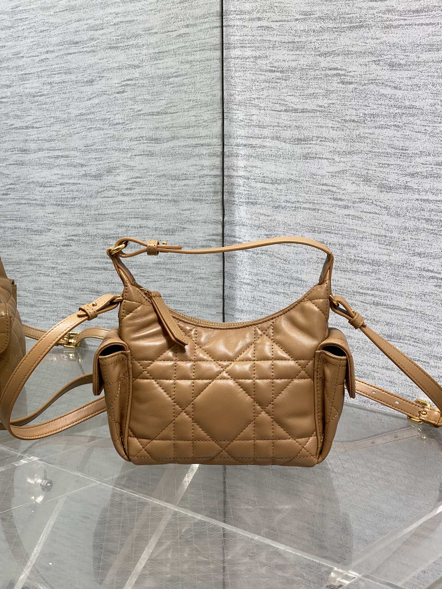 现货‼️D-Dream 秋冬系列,一上线就被美到,全新简洁的包形,复古又高级,侧面两个口袋的设计,休闲现