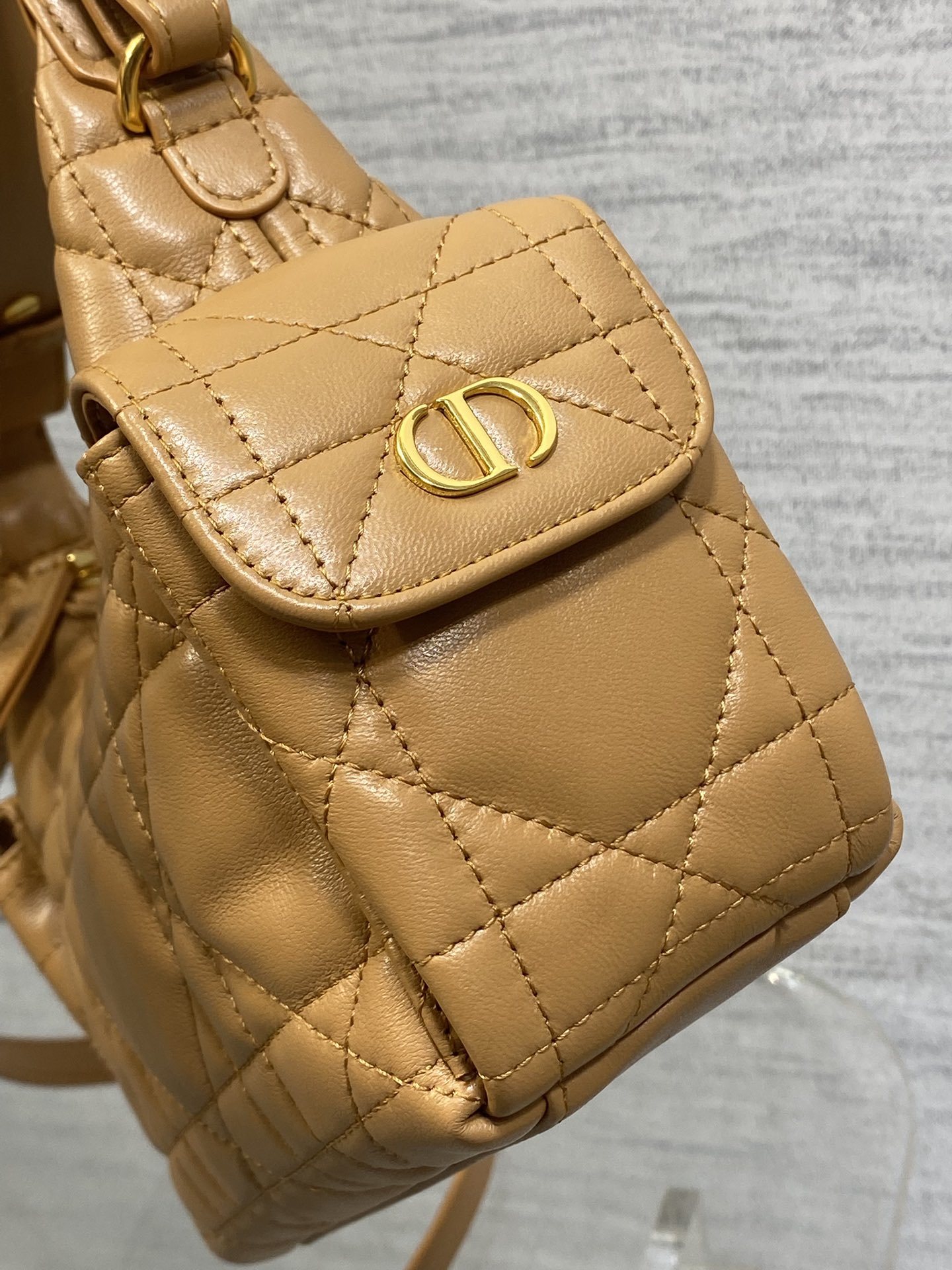 现货‼️D-Dream 秋冬系列,一上线就被美到,全新简洁的包形,复古又高级,侧面两个口袋的设计,休闲现