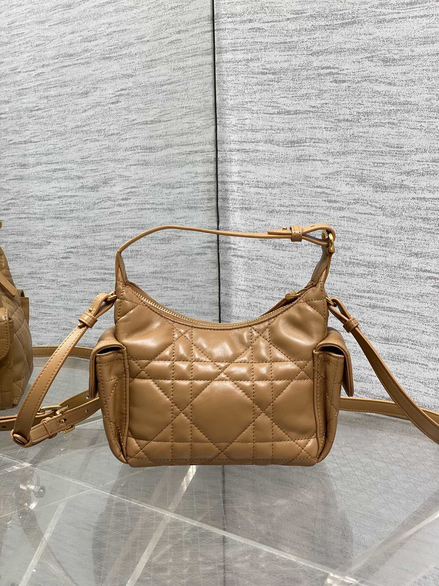 现货‼️D-Dream 秋冬系列,一上线就被美到,全新简洁的包形,复古又高级,侧面两个口袋的设计,休闲现