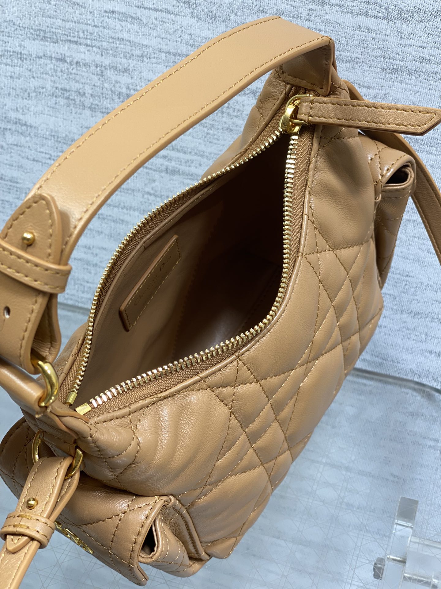 现货‼️D-Dream 秋冬系列,一上线就被美到,全新简洁的包形,复古又高级,侧面两个口袋的设计,休闲现