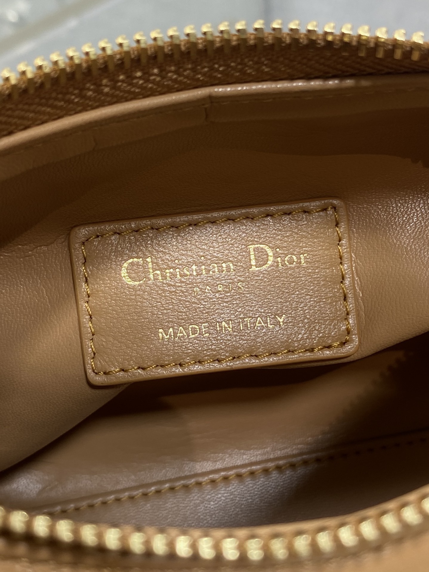 现货‼️D-Dream 秋冬系列,一上线就被美到,全新简洁的包形,复古又高级,侧面两个口袋的设计,休闲现