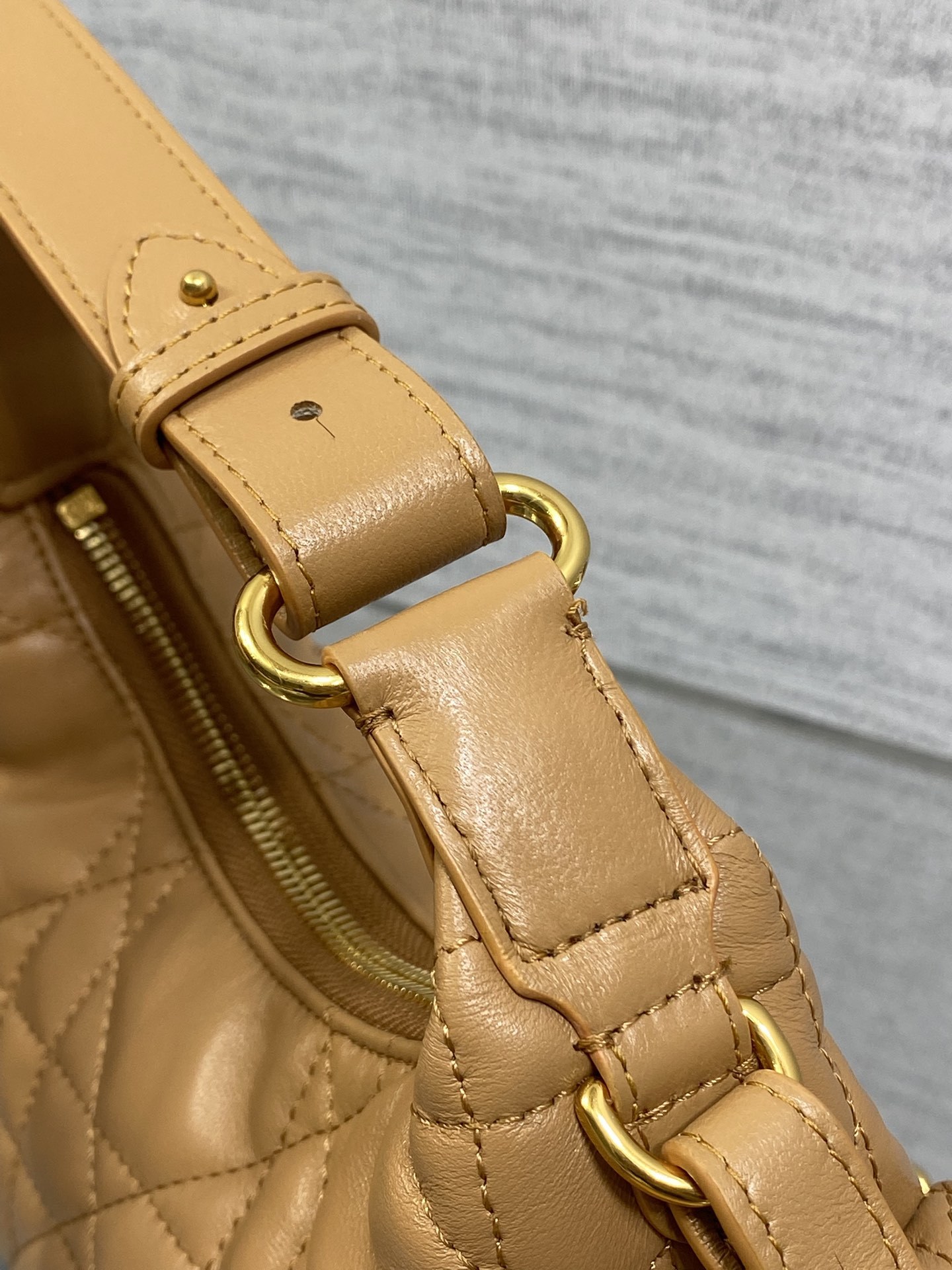 现货‼️D-Dream 秋冬系列,一上线就被美到,全新简洁的包形,复古又高级,侧面两个口袋的设计,休闲现