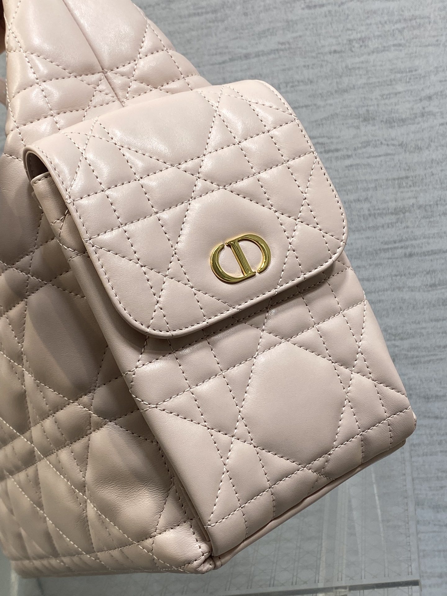 现货‼️D-Dream 秋冬系列,一上线就被美到,全新简洁的包形,复古又高级,侧面两个口袋的设计,休闲现