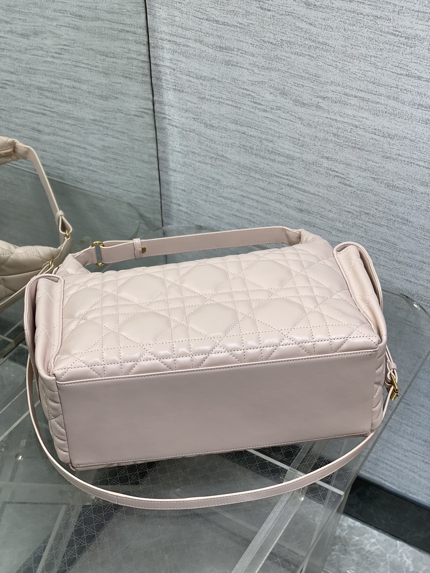 现货‼️D-Dream 秋冬系列,一上线就被美到,全新简洁的包形,复古又高级,侧面两个口袋的设计,休闲现