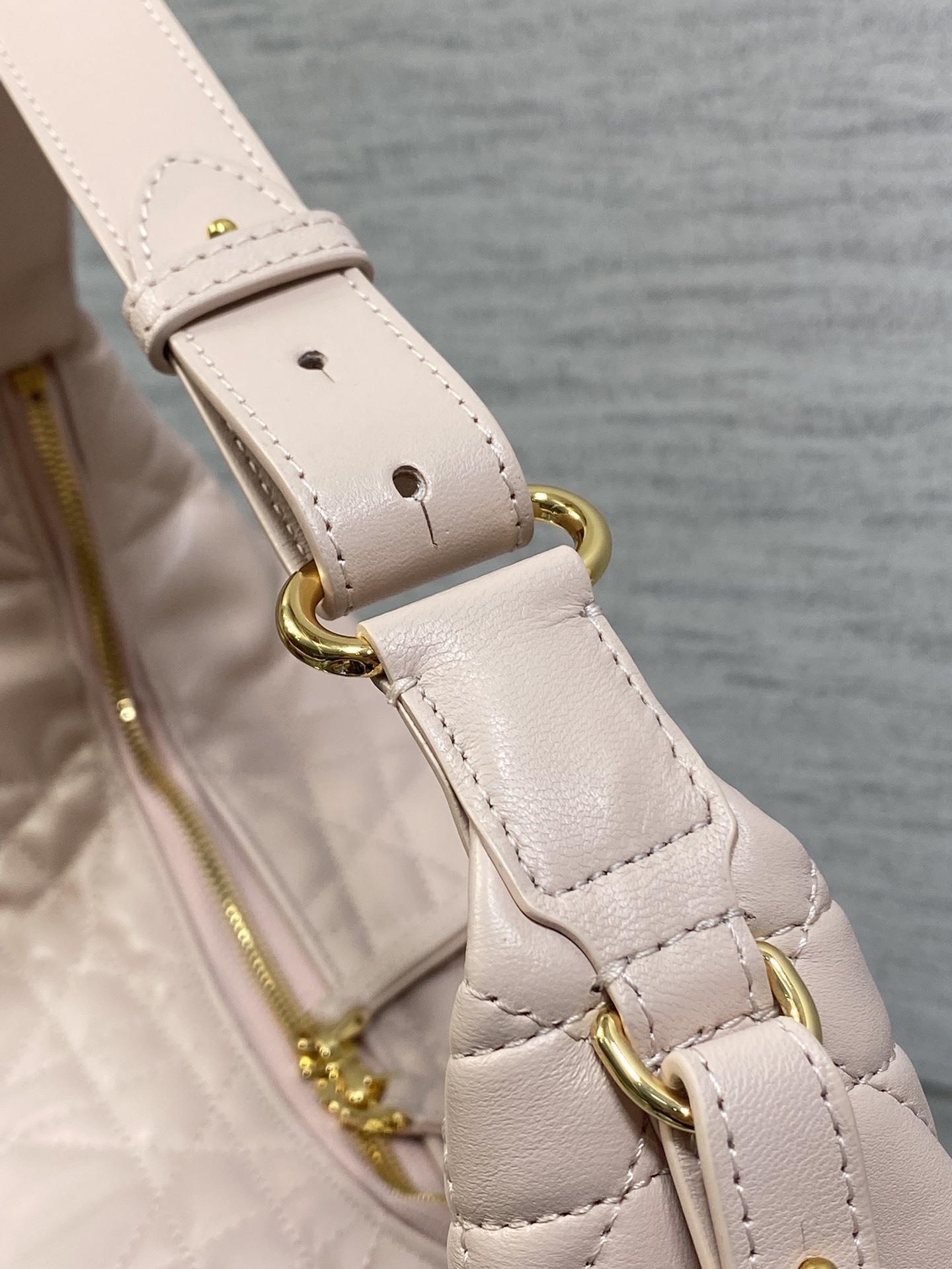 现货‼️D-Dream 秋冬系列,一上线就被美到,全新简洁的包形,复古又高级,侧面两个口袋的设计,休闲现