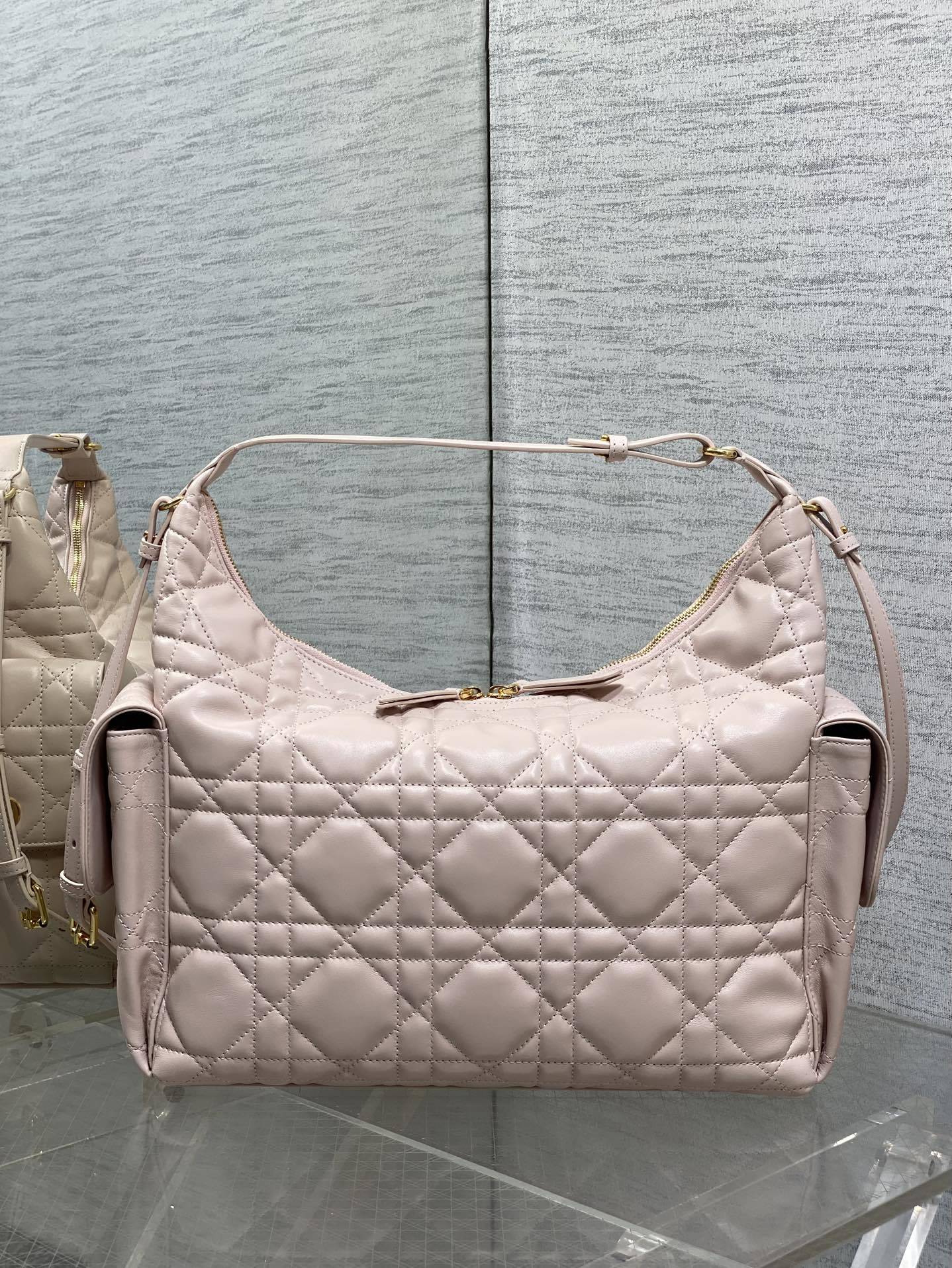 现货‼️D-Dream 秋冬系列,一上线就被美到,全新简洁的包形,复古又高级,侧面两个口袋的设计,休闲现