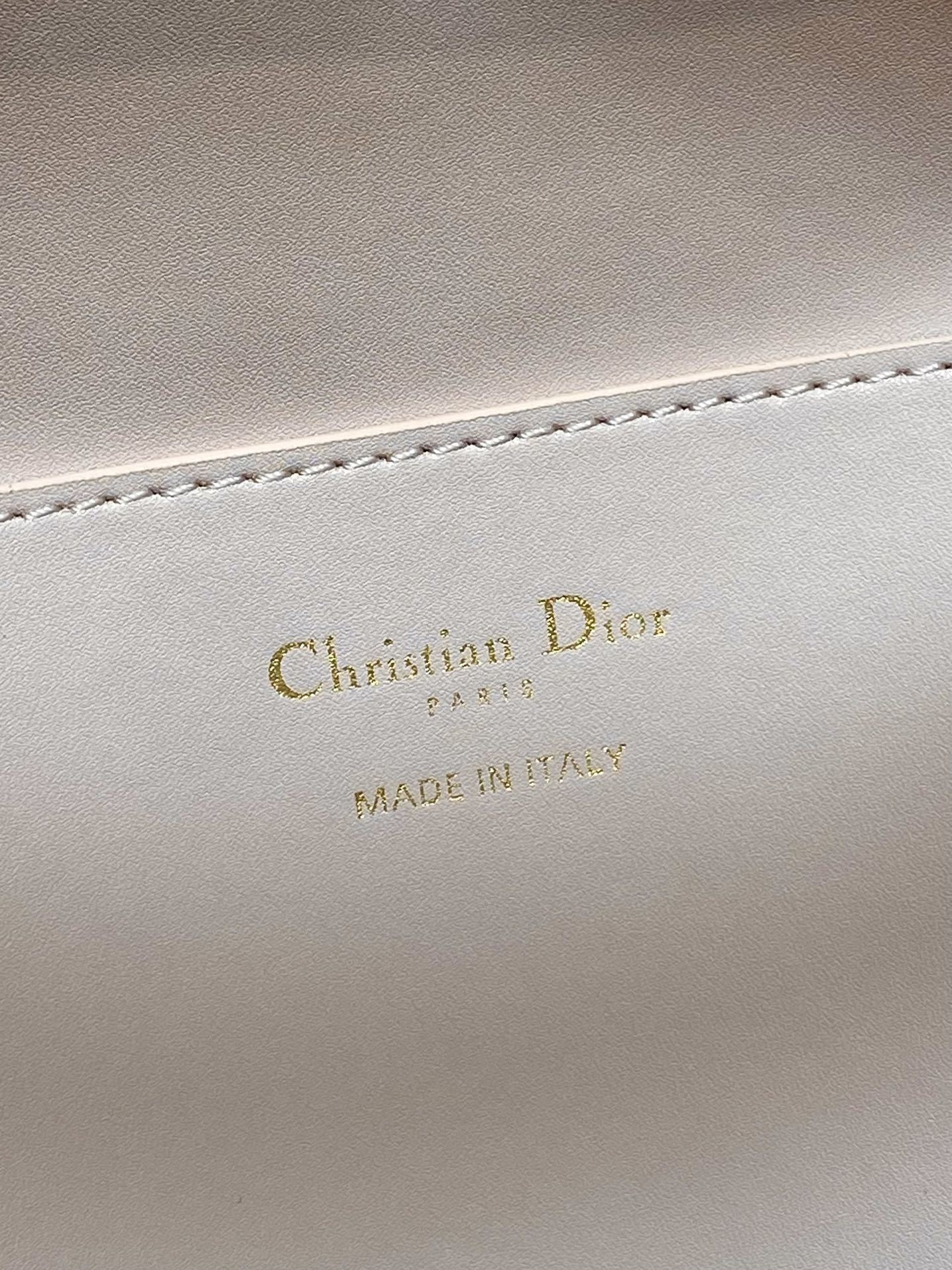 现货‼️D-Dream 秋冬系列,一上线就被美到,全新简洁的包形,复古又高级,侧面两个口袋的设计,休闲现