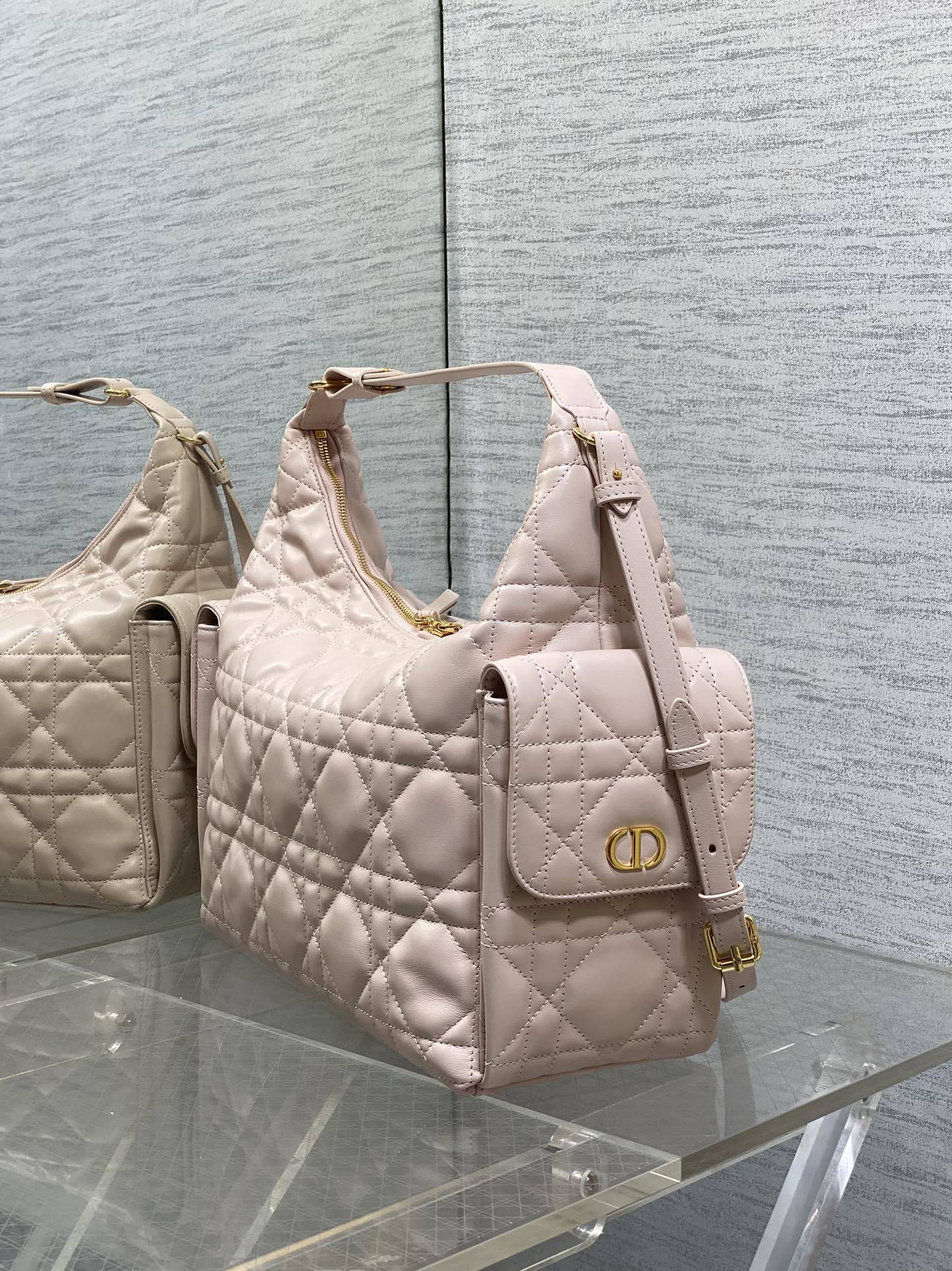 现货‼️D-Dream 秋冬系列,一上线就被美到,全新简洁的包形,复古又高级,侧面两个口袋的设计,休闲现