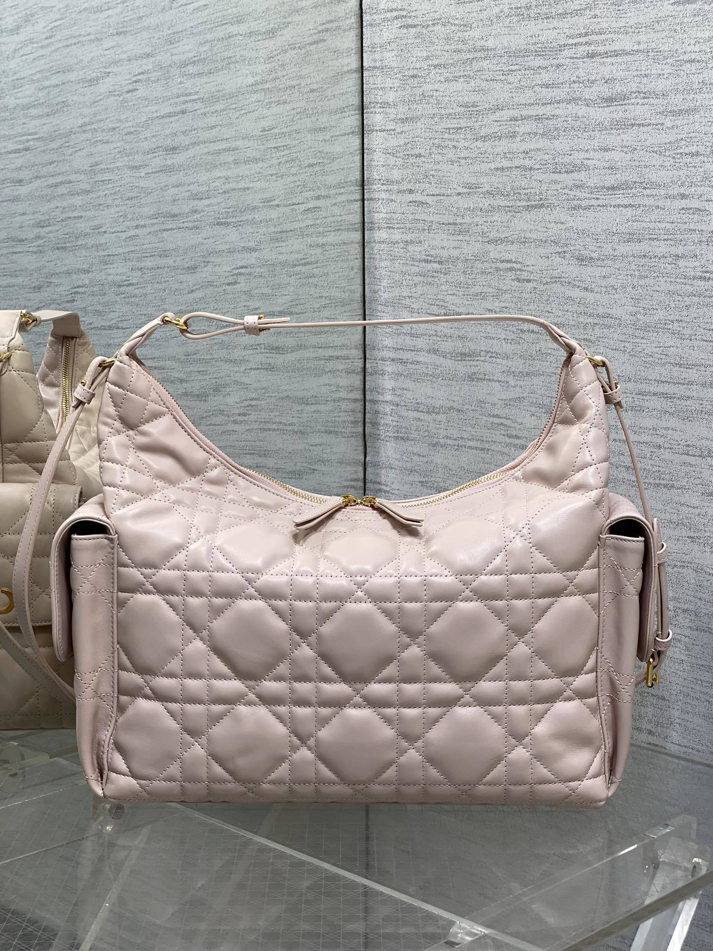 现货‼️D-Dream 秋冬系列,一上线就被美到,全新简洁的包形,复古又高级,侧面两个口袋的设计,休闲现