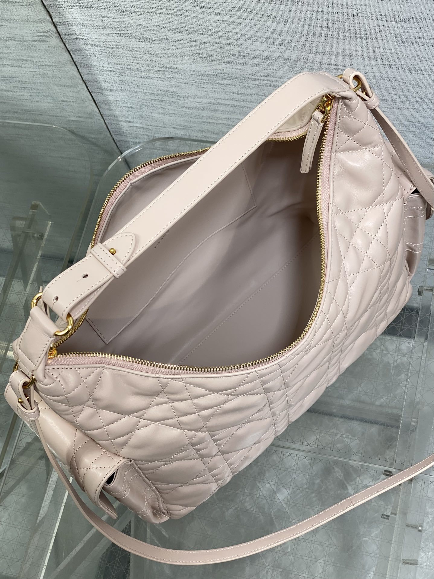 现货‼️D-Dream 秋冬系列,一上线就被美到,全新简洁的包形,复古又高级,侧面两个口袋的设计,休闲现