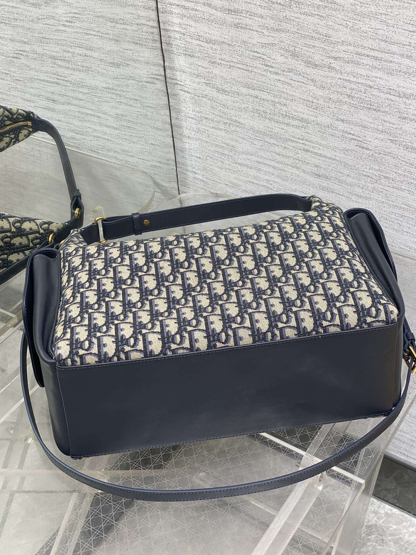 现货‼️D-Dream 秋冬系列,一上线就被美到,全新简洁的包形,复古又高级,侧面两个口袋的设计,休闲现