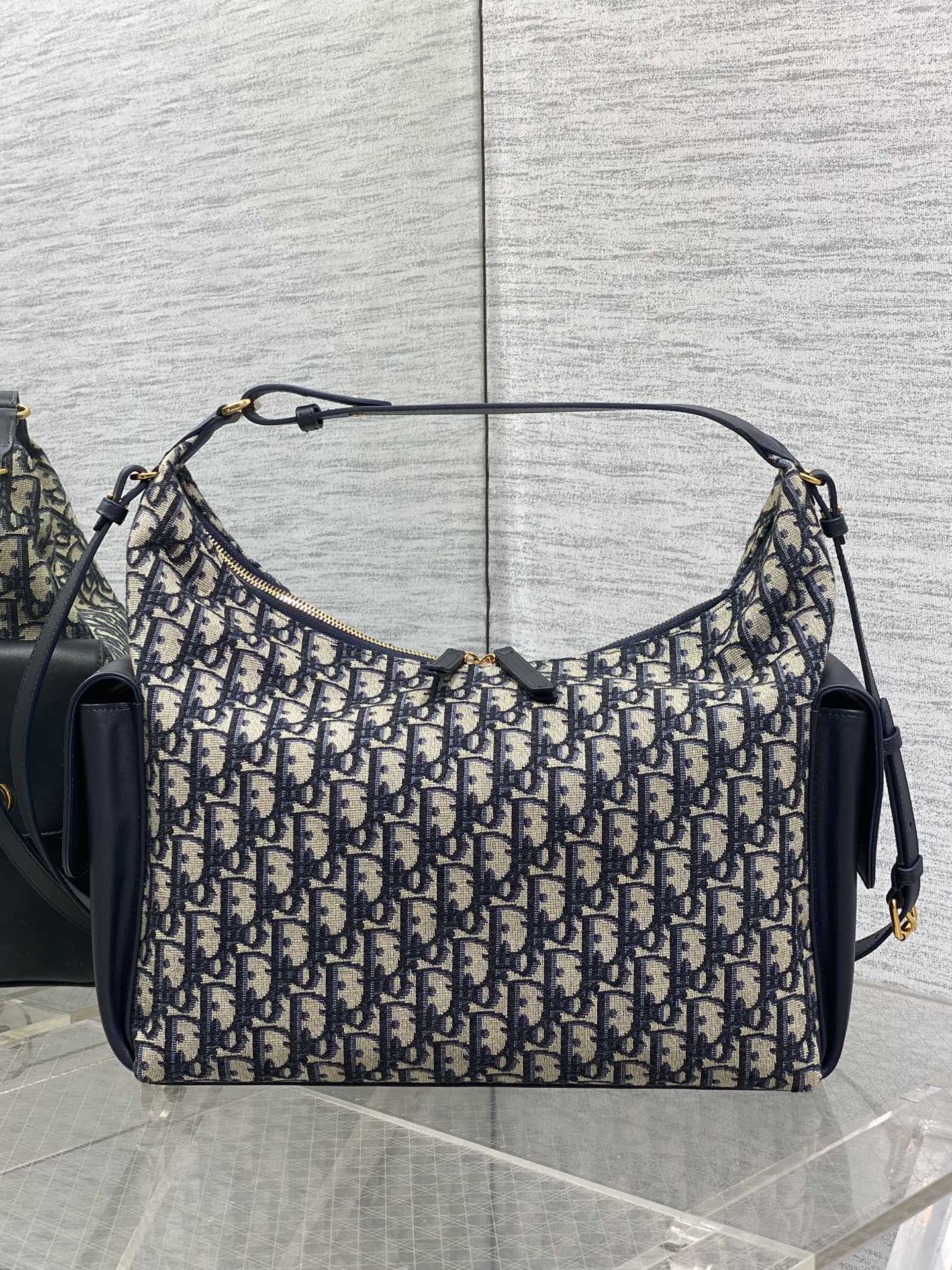 现货‼️D-Dream 秋冬系列,一上线就被美到,全新简洁的包形,复古又高级,侧面两个口袋的设计,休闲现