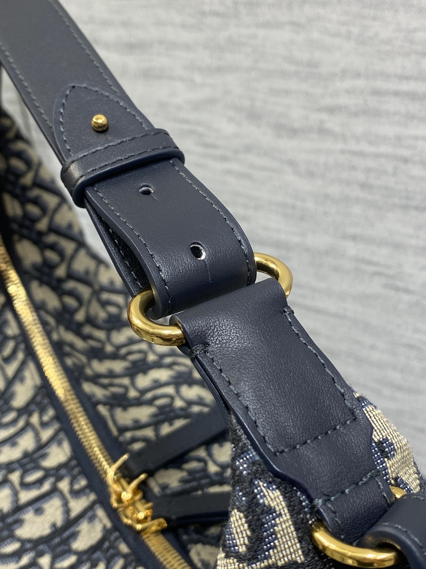 现货‼️D-Dream 秋冬系列,一上线就被美到,全新简洁的包形,复古又高级,侧面两个口袋的设计,休闲现