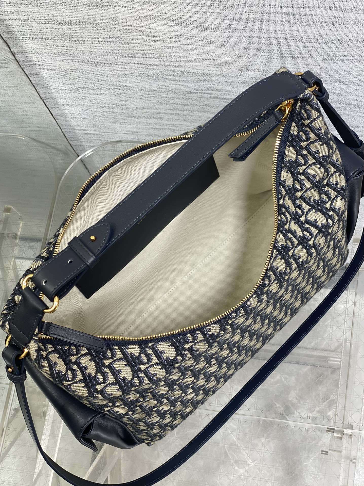 现货‼️D-Dream 秋冬系列,一上线就被美到,全新简洁的包形,复古又高级,侧面两个口袋的设计,休闲现