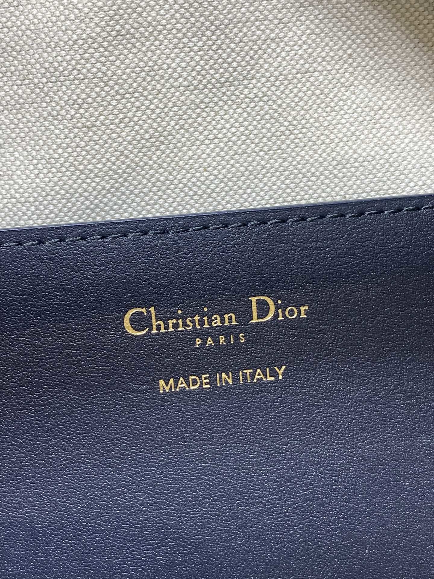 现货‼️D-Dream 秋冬系列,一上线就被美到,全新简洁的包形,复古又高级,侧面两个口袋的设计,休闲现