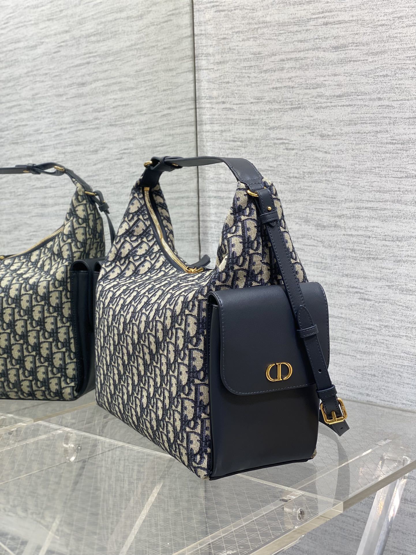 现货‼️D-Dream 秋冬系列,一上线就被美到,全新简洁的包形,复古又高级,侧面两个口袋的设计,休闲现