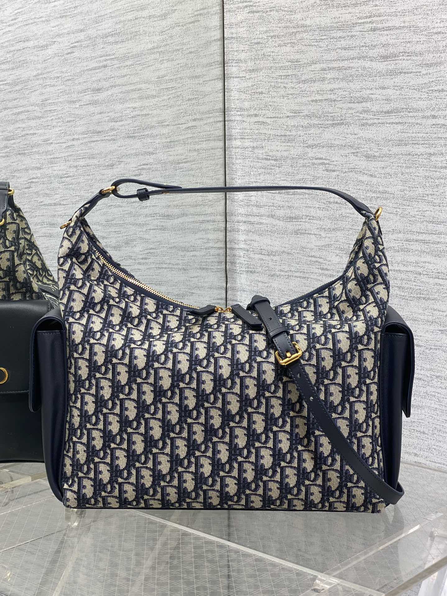 现货‼️D-Dream 秋冬系列，一上线就被美到，全新简洁的包形，复古又高级，侧面两个口袋的设计，休闲现