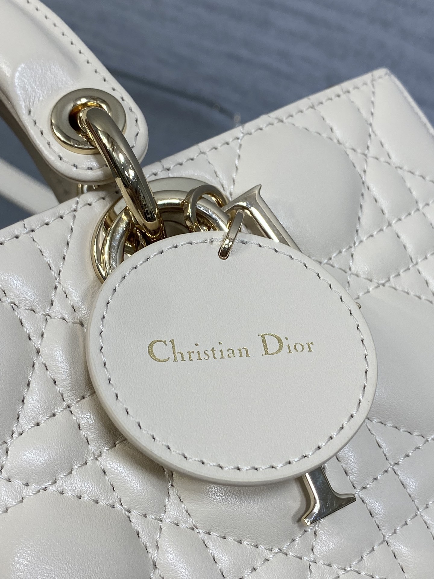 浅象牙大号现货‼️全新D-joy强势回归,大爆款的节奏🔥,包包自带两条肩带,多种背法🙋🏻♀️,上身又美