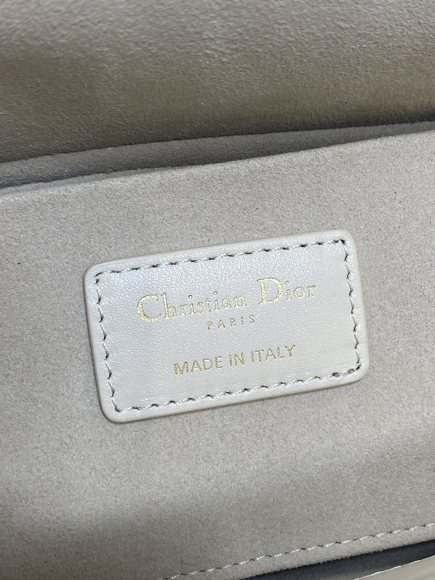 浅象牙大号现货‼️全新D-joy强势回归,大爆款的节奏🔥,包包自带两条肩带,多种背法🙋🏻♀️,上身又美