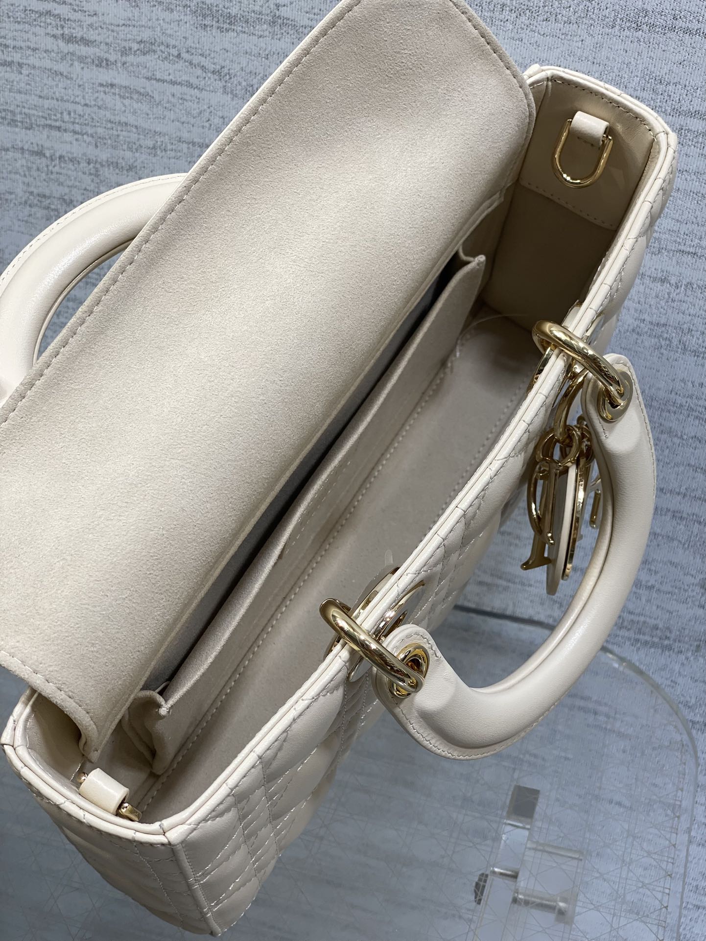 浅象牙大号现货‼️全新D-joy强势回归,大爆款的节奏🔥,包包自带两条肩带,多种背法🙋🏻♀️,上身又美