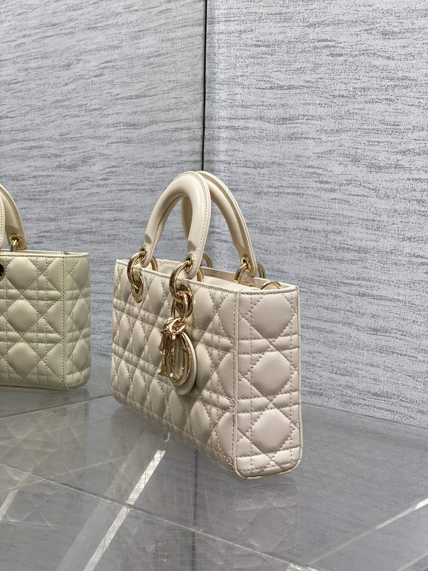 浅象牙大号现货‼️全新D-joy强势回归,大爆款的节奏🔥,包包自带两条肩带,多种背法🙋🏻♀️,上身又美