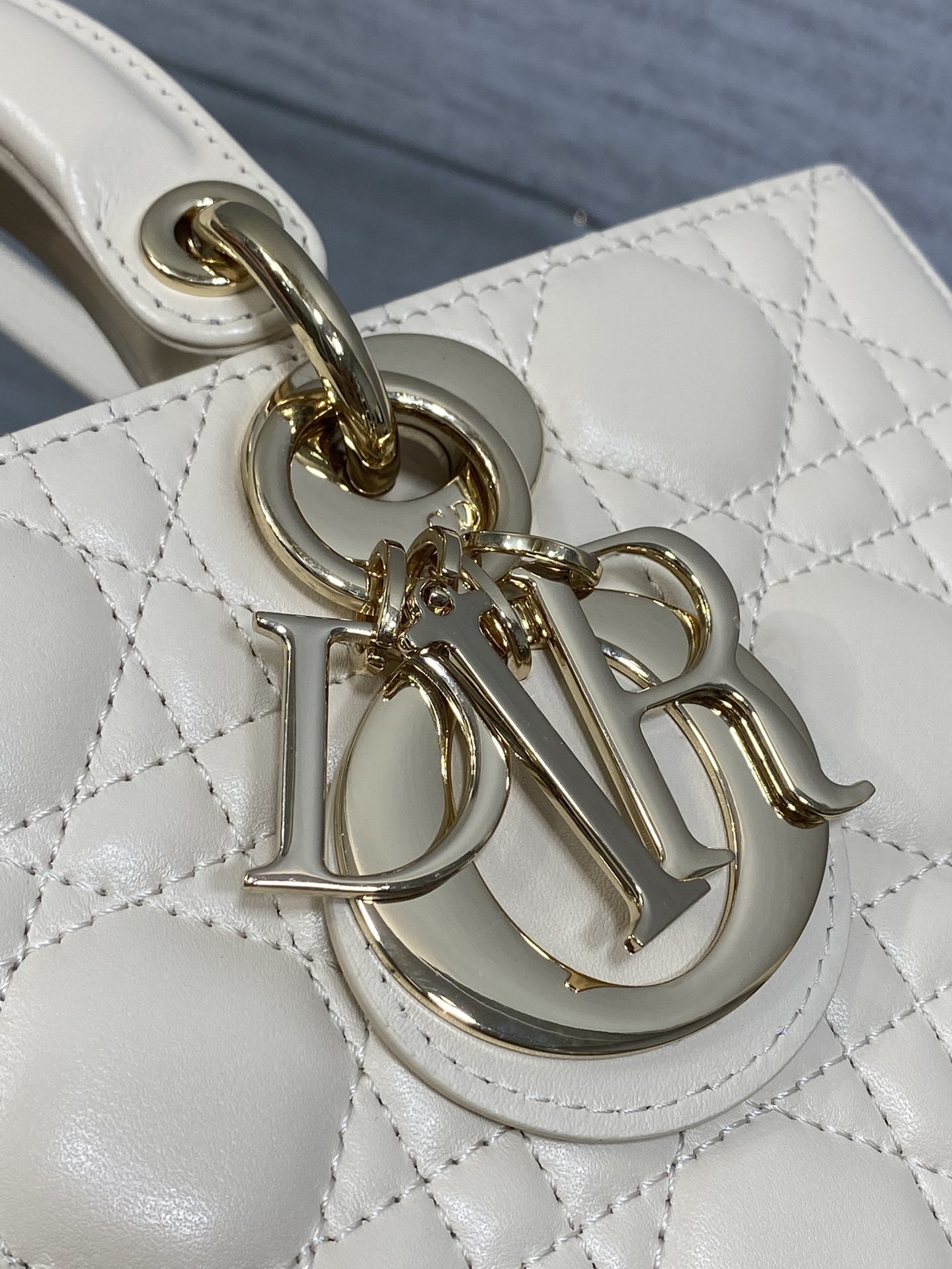 浅象牙大号现货‼️全新D-joy强势回归,大爆款的节奏🔥,包包自带两条肩带,多种背法🙋🏻♀️,上身又美