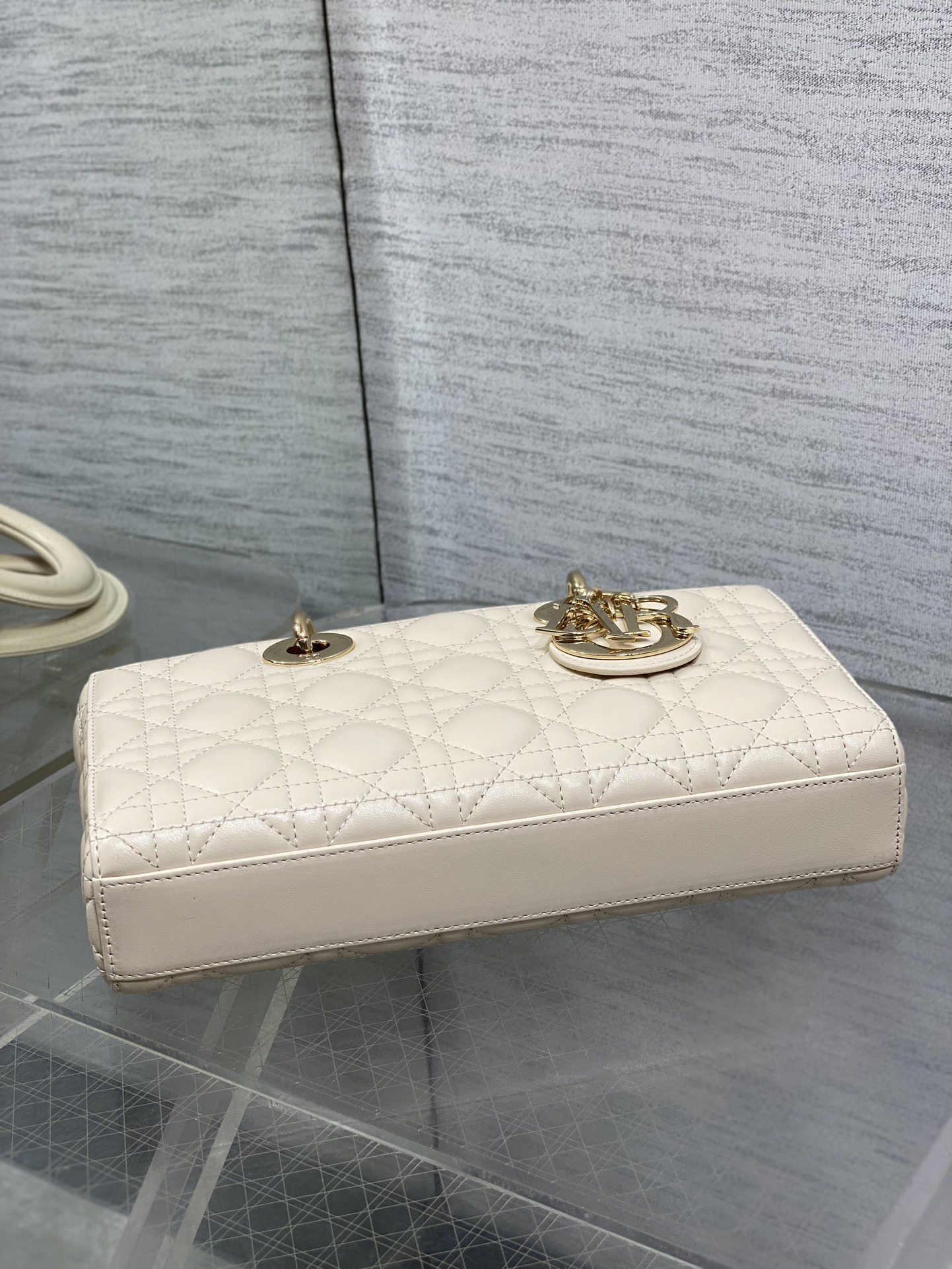 浅象牙大号现货‼️全新D-joy强势回归,大爆款的节奏🔥,包包自带两条肩带,多种背法🙋🏻♀️,上身又美