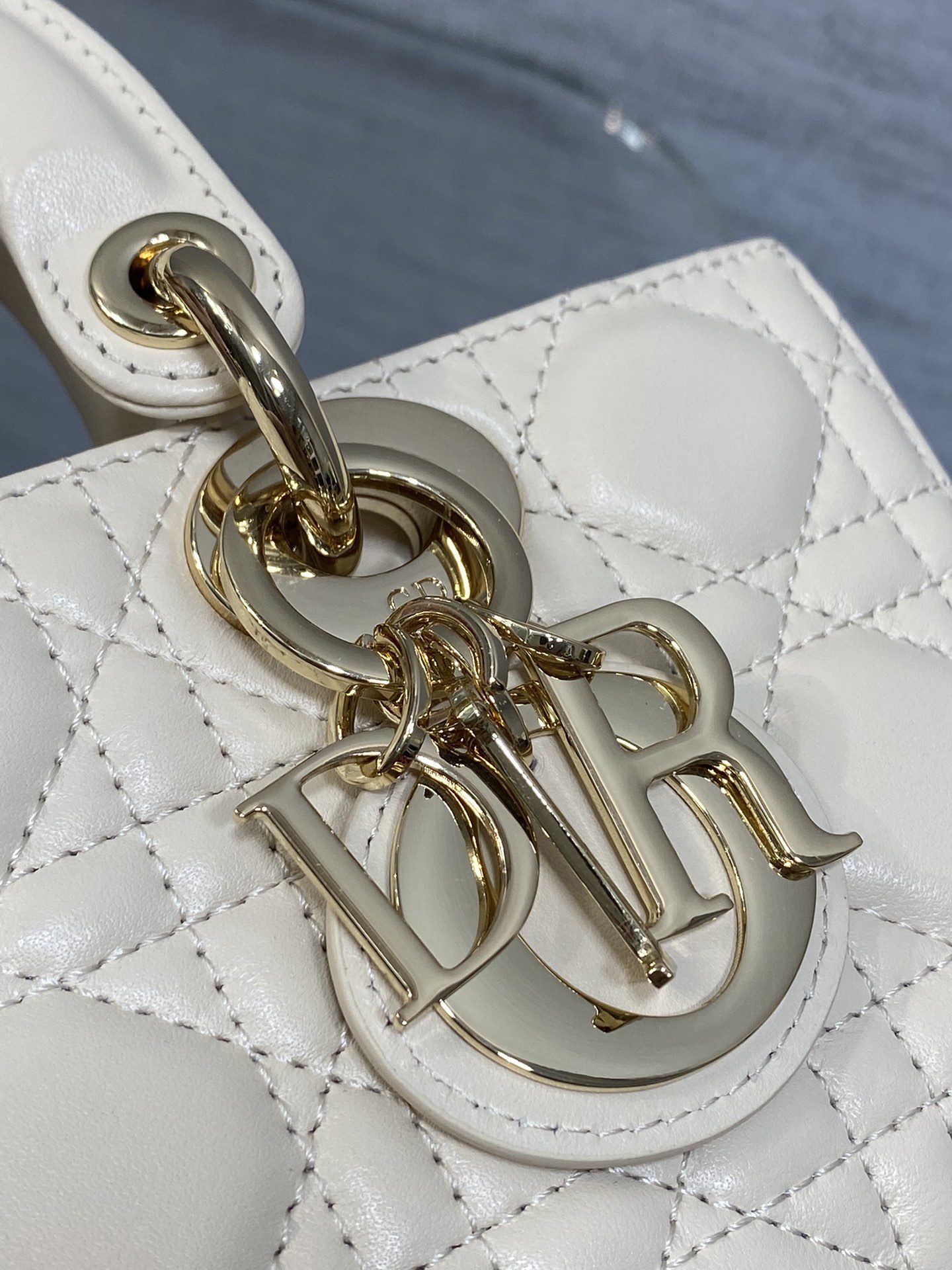 浅象牙小号现货‼️全新D-joy强势回归,最新小号✔️大爆款的节奏🔥,包包自带两条肩带,多种背法🙋🏻♀