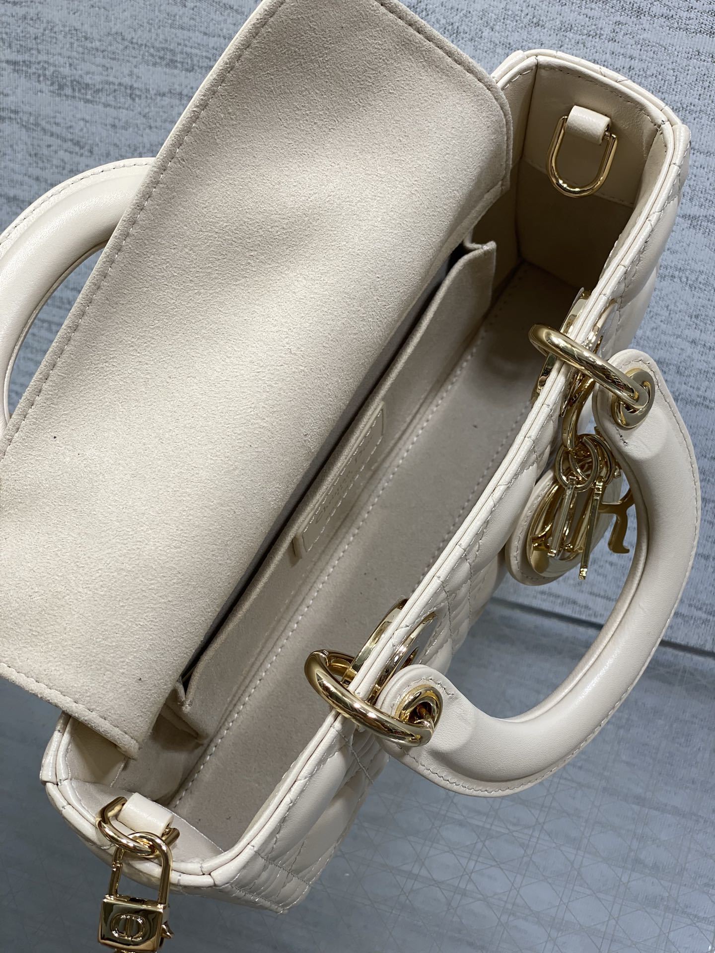 浅象牙小号现货‼️全新D-joy强势回归,最新小号✔️大爆款的节奏🔥,包包自带两条肩带,多种背法🙋🏻♀