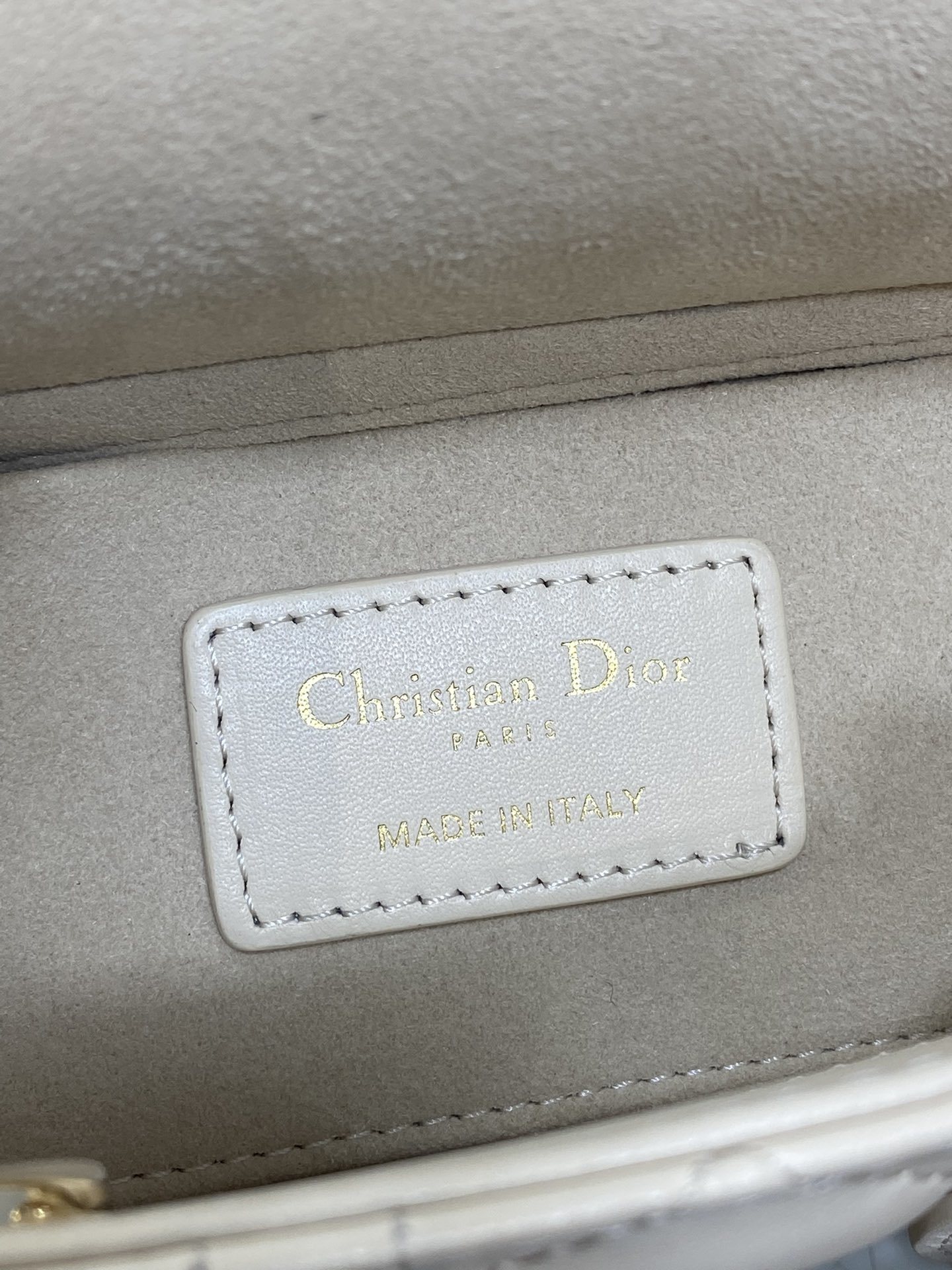 浅象牙小号现货‼️全新D-joy强势回归,最新小号✔️大爆款的节奏🔥,包包自带两条肩带,多种背法🙋🏻♀