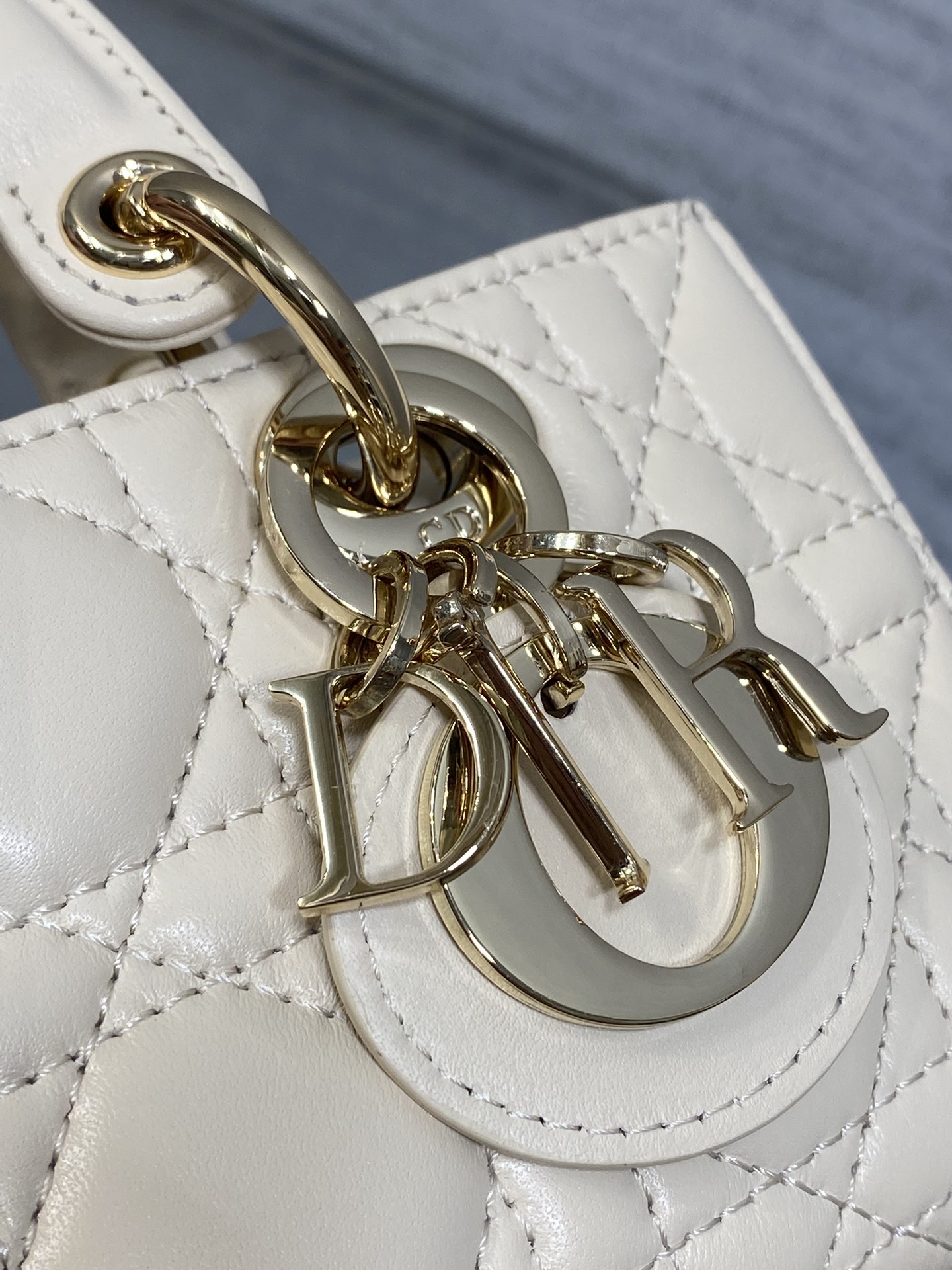 浅象牙迷你现货‼️D-Joy bag羊皮2023款时尚果然就是轮回,回归了一把中古戴妃长方包形,短链条➕