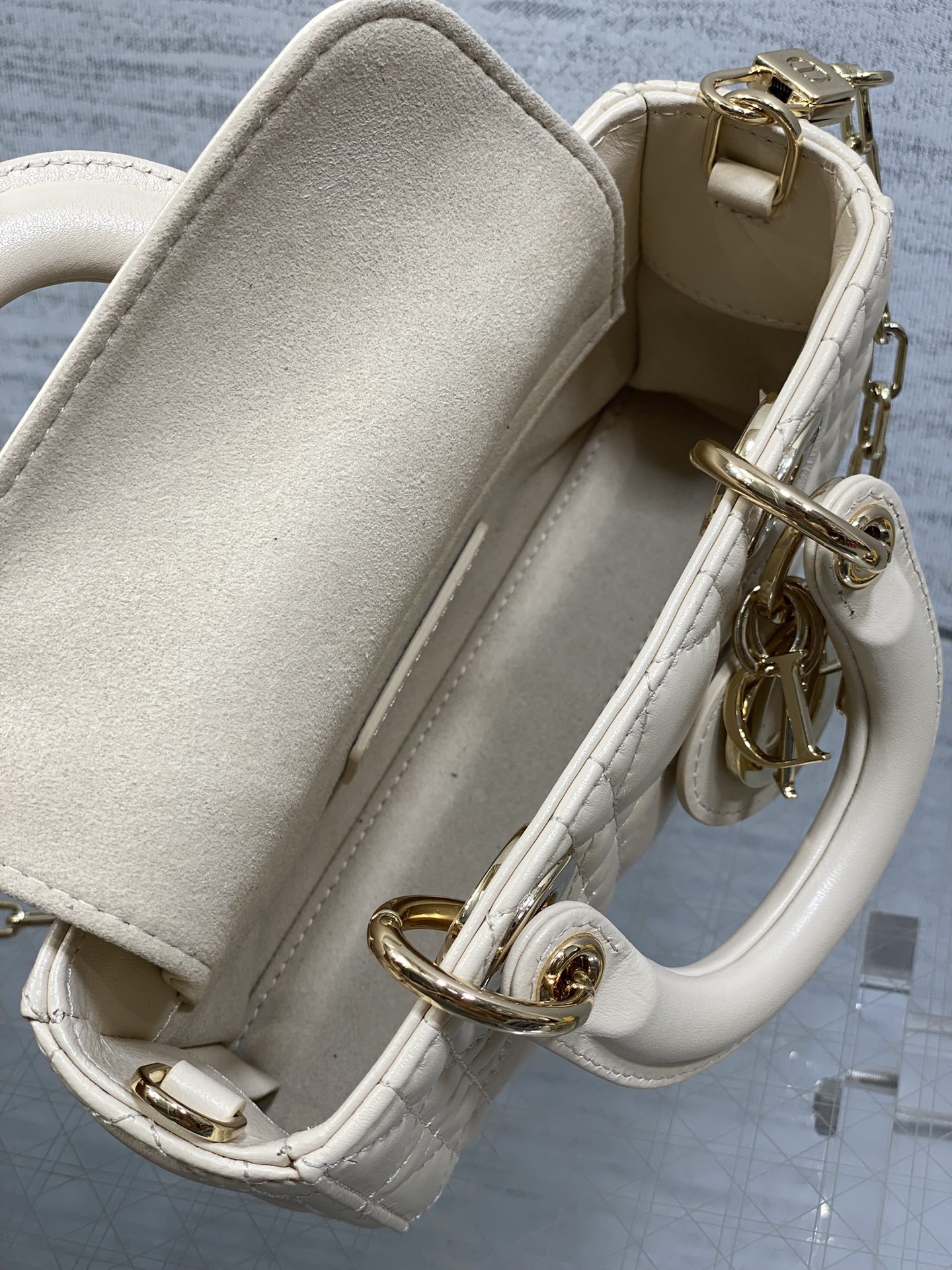 浅象牙迷你现货‼️D-Joy bag羊皮2023款时尚果然就是轮回,回归了一把中古戴妃长方包形,短链条➕