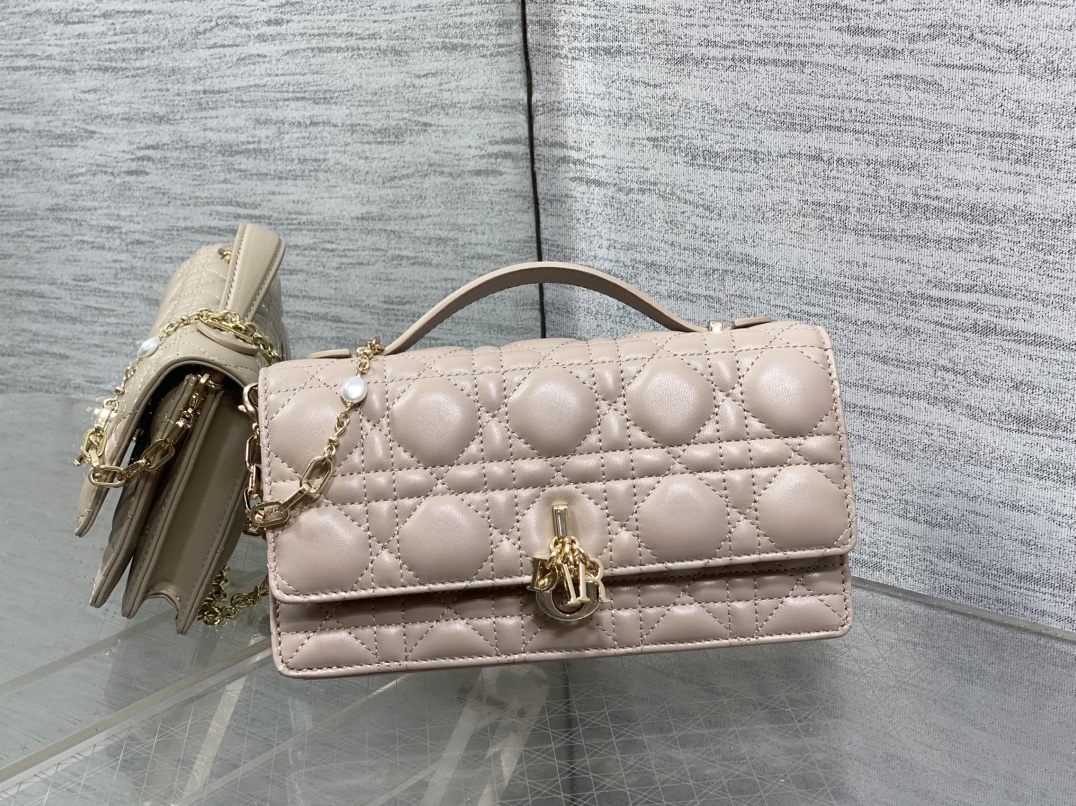 胭脂米杏现货‼️砖柜最新珍珠链条手拿包🆕标志性的藤纹格,经典的字母吊饰👏 ,别致的手柄设计,搭配柔软的羊